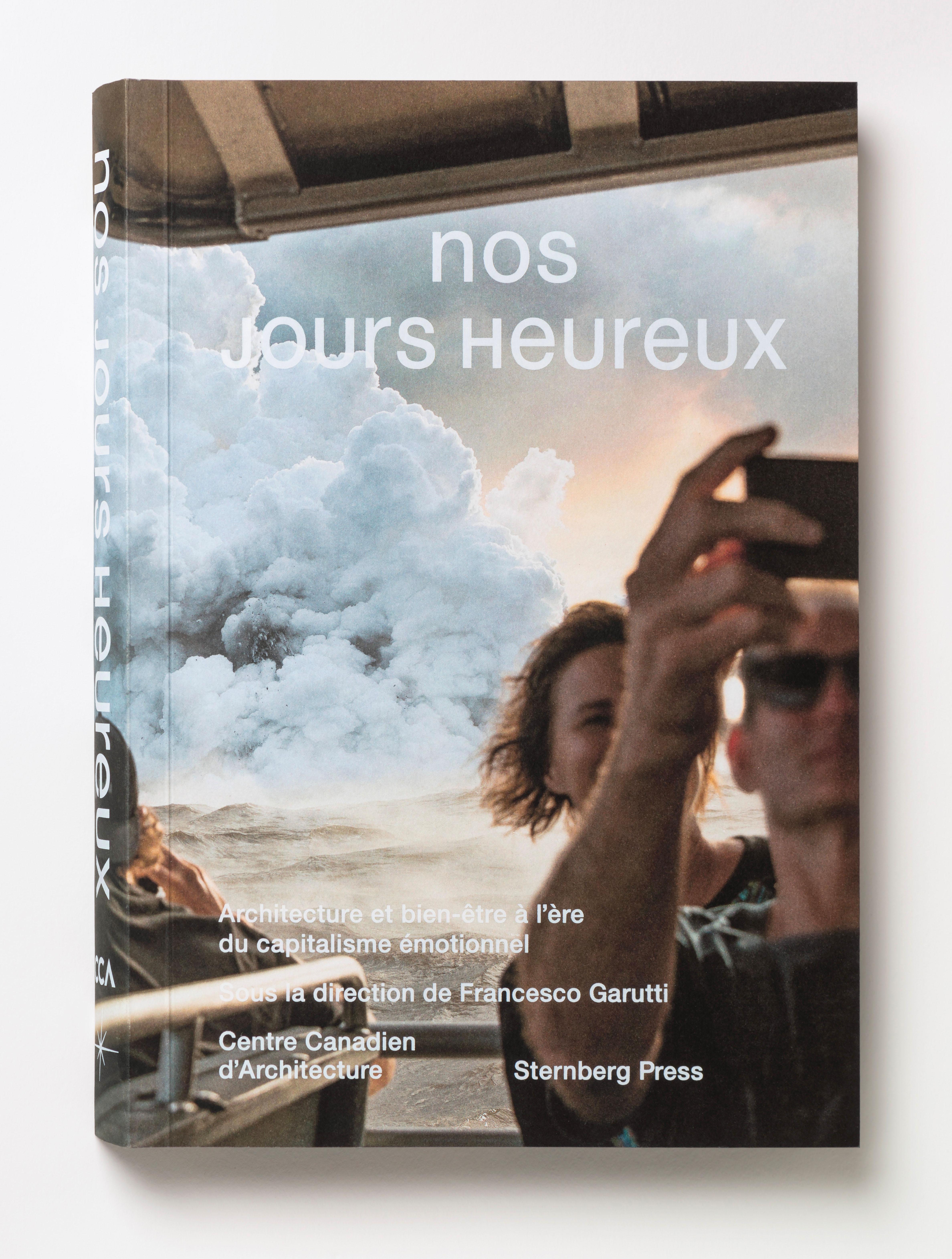Nos jours heureux : Architecture et bien-être à l’ère du capitalisme émotionnel. Publié en anglais sous le titre Our Happy Life: Architecture and Well-Being in the Age of Emotional Capitalism. Sous la direction de Francesco Garutti (CCA/Sternberg Press 2019), couverture
