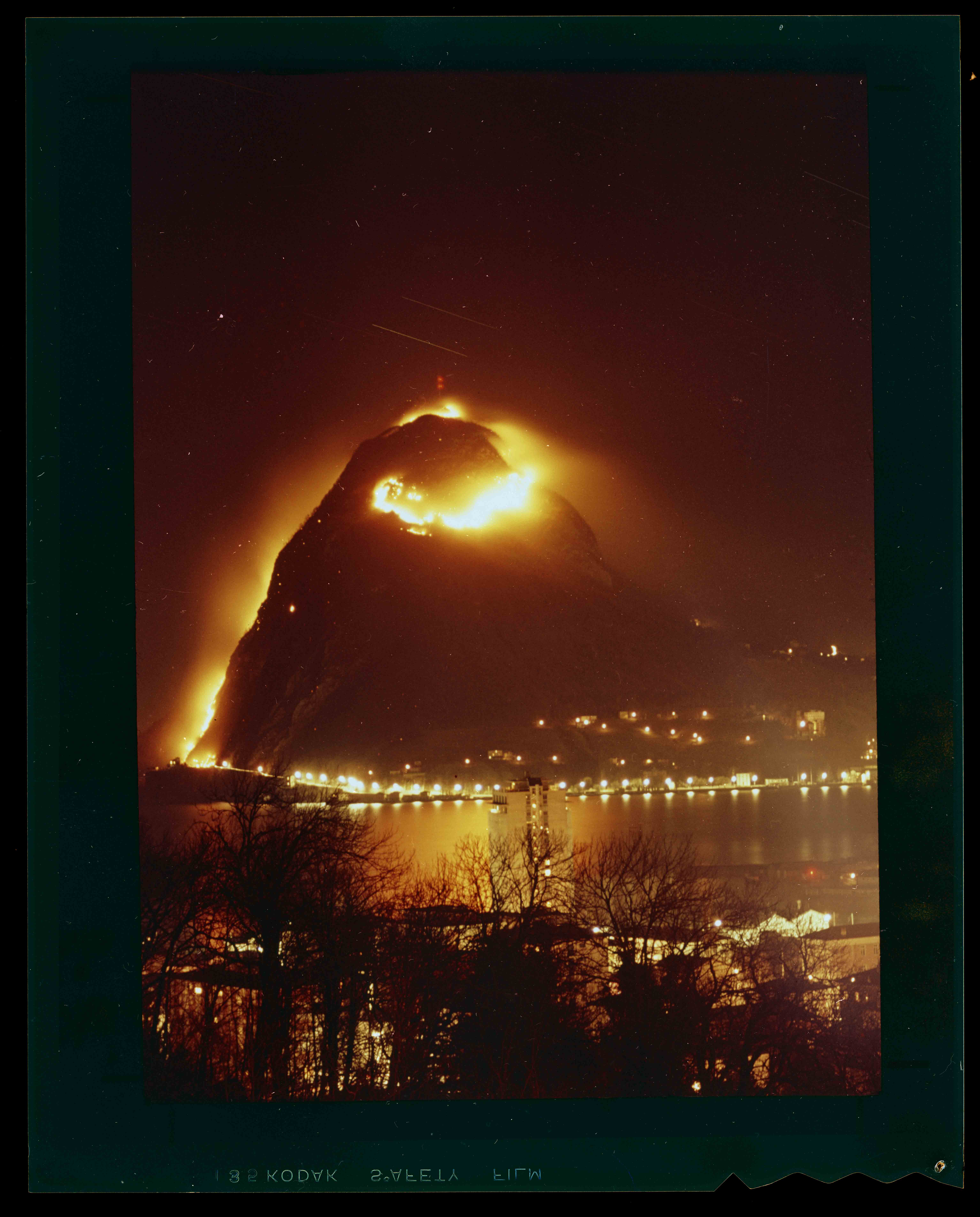 Vincenzo Vicari, «Incendio sul Monte San Salvatore. 25-26 novembre 1981», 1981