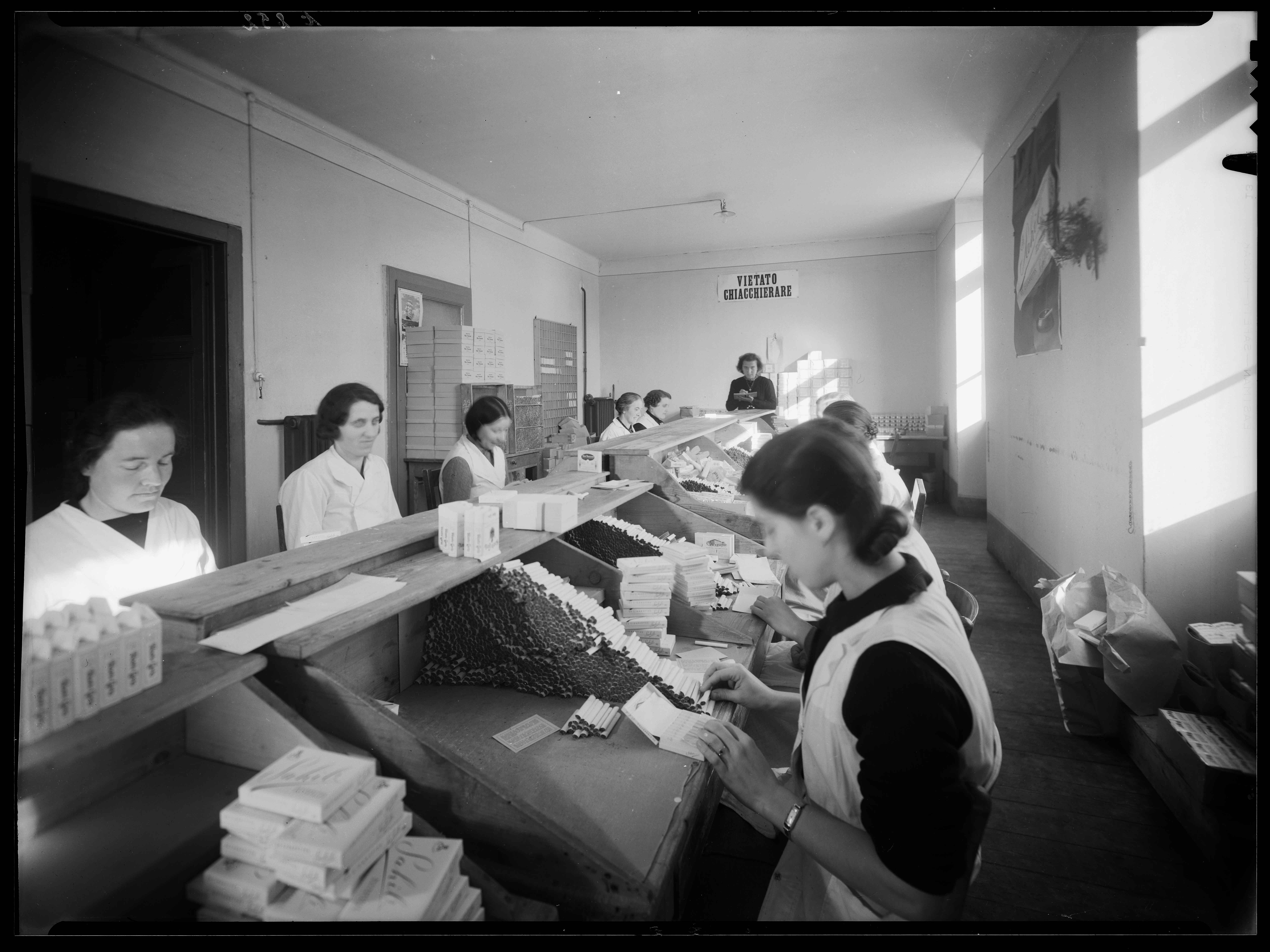 Vincenzo Vicari, «Operaie imballano sigarette alla fabbrica Orienta di Lugano», 1937