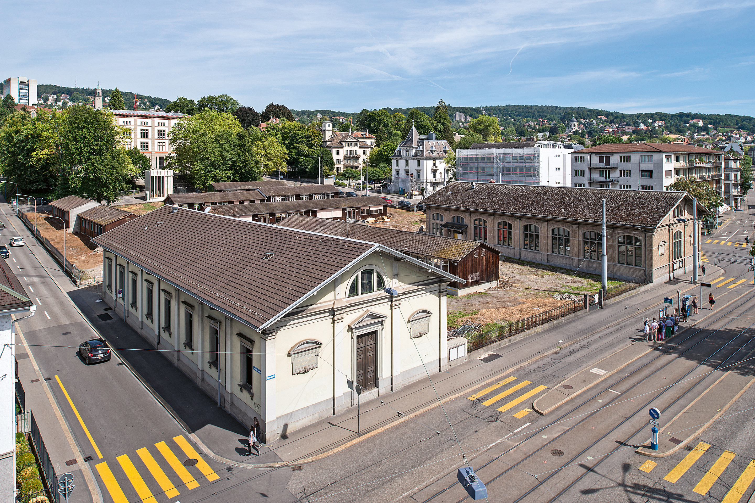 Zwei Turnhallen der Kantonsschule, die 1880 (links, Bauinspektor Otto Weber) und 1901/1902 (rechts, Kehrer &amp; Knell Architekten) entstanden, mussten der Kunsthaus-Erweiterung weichen.