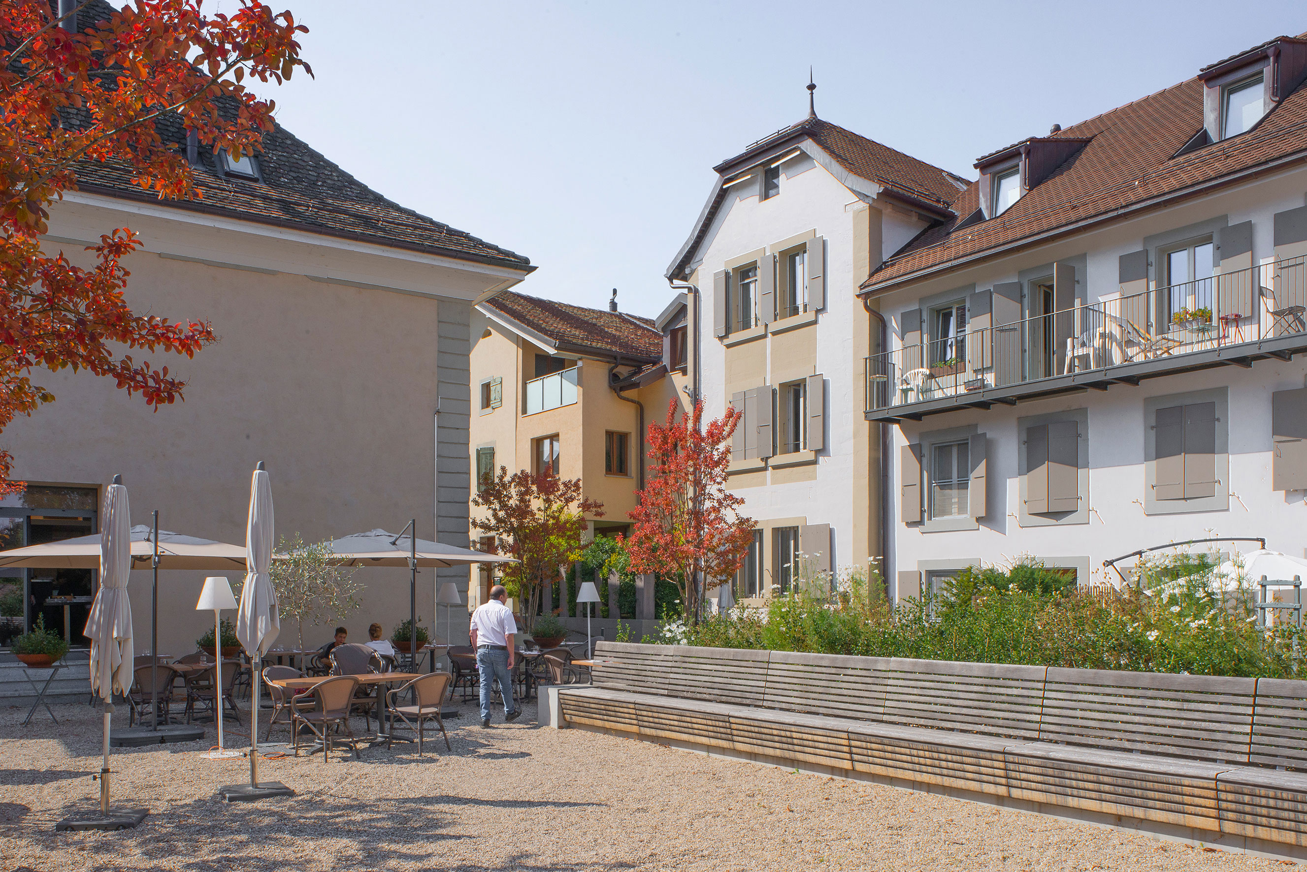 L’Auberge communale è stato completamente rinnovato e oggi funziona come ristorante e albergo in pieno centro (progetto dell' atelier d’architecture PA Couvreu, 2011). La demolizione di un edificio adiacente ha permesso di creare Place de la Broderie, usata come area esterna dal ristorante e come piazzetta di paese dalla popolazione (progetto de L’Atelier du Paysage Jean-Yves le Baron, 2016).