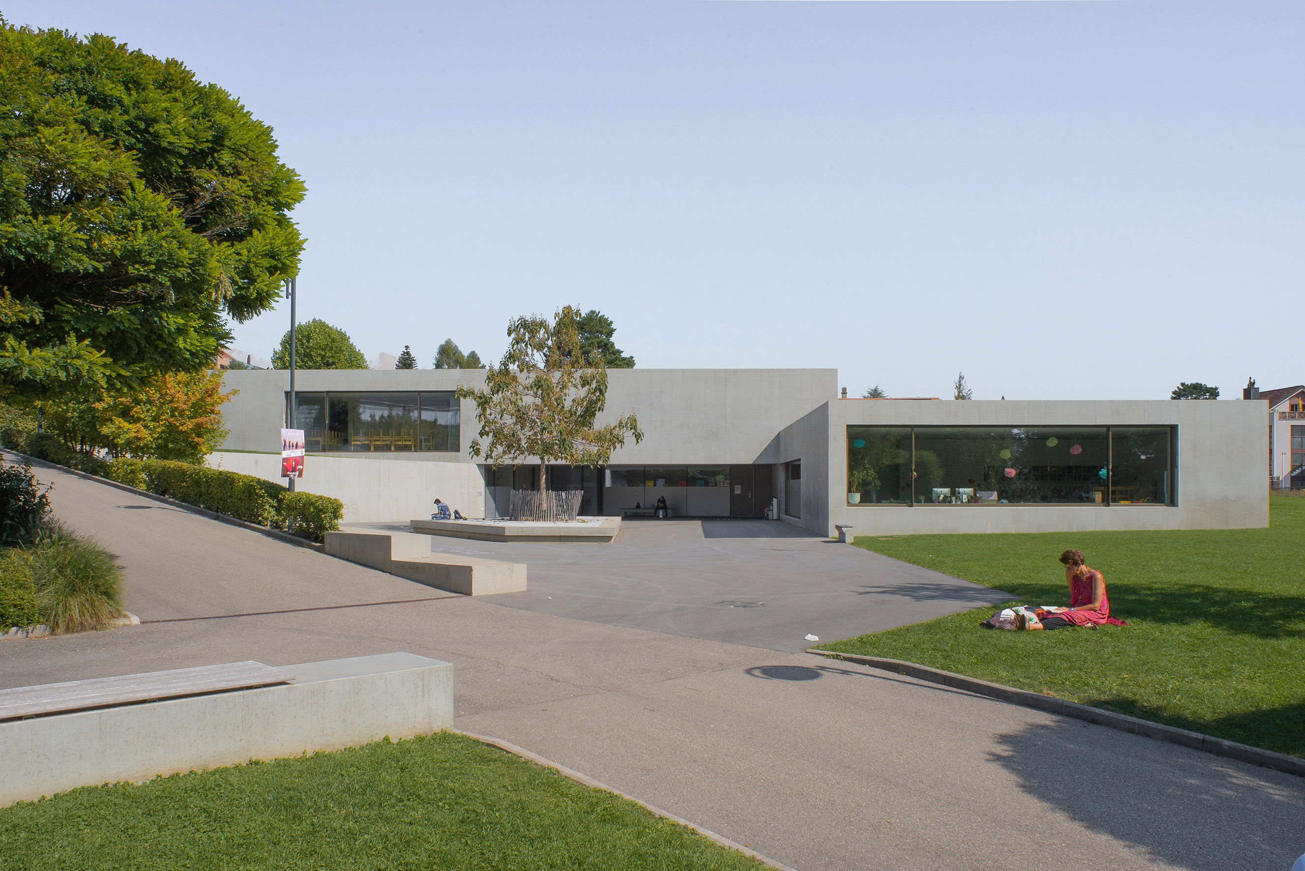 Grazie ai concorsi pubblici, Prangins investe in un futuro volto a garantire alti standard qualitativi, come nel caso del progetto della sede scolastica Les Morettes di Pierre-Alain Dupraz Architecte (2015).
