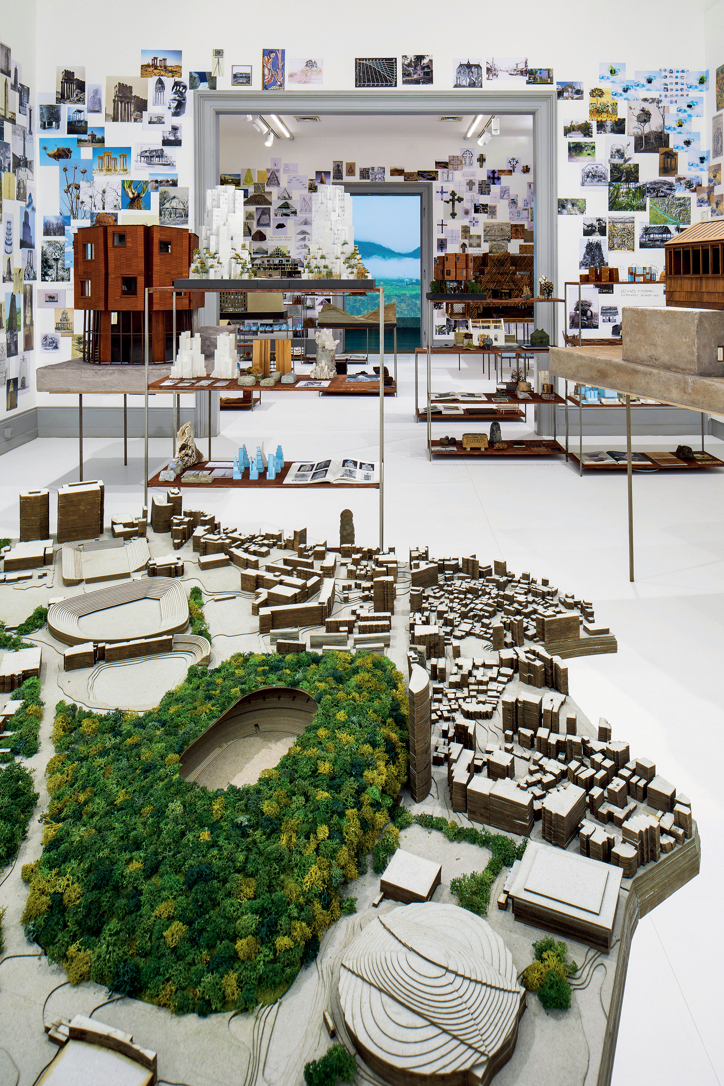 Aperçu de l’exposition du S AM, «Tsuyoshi Tane: Archaeology of the Future»