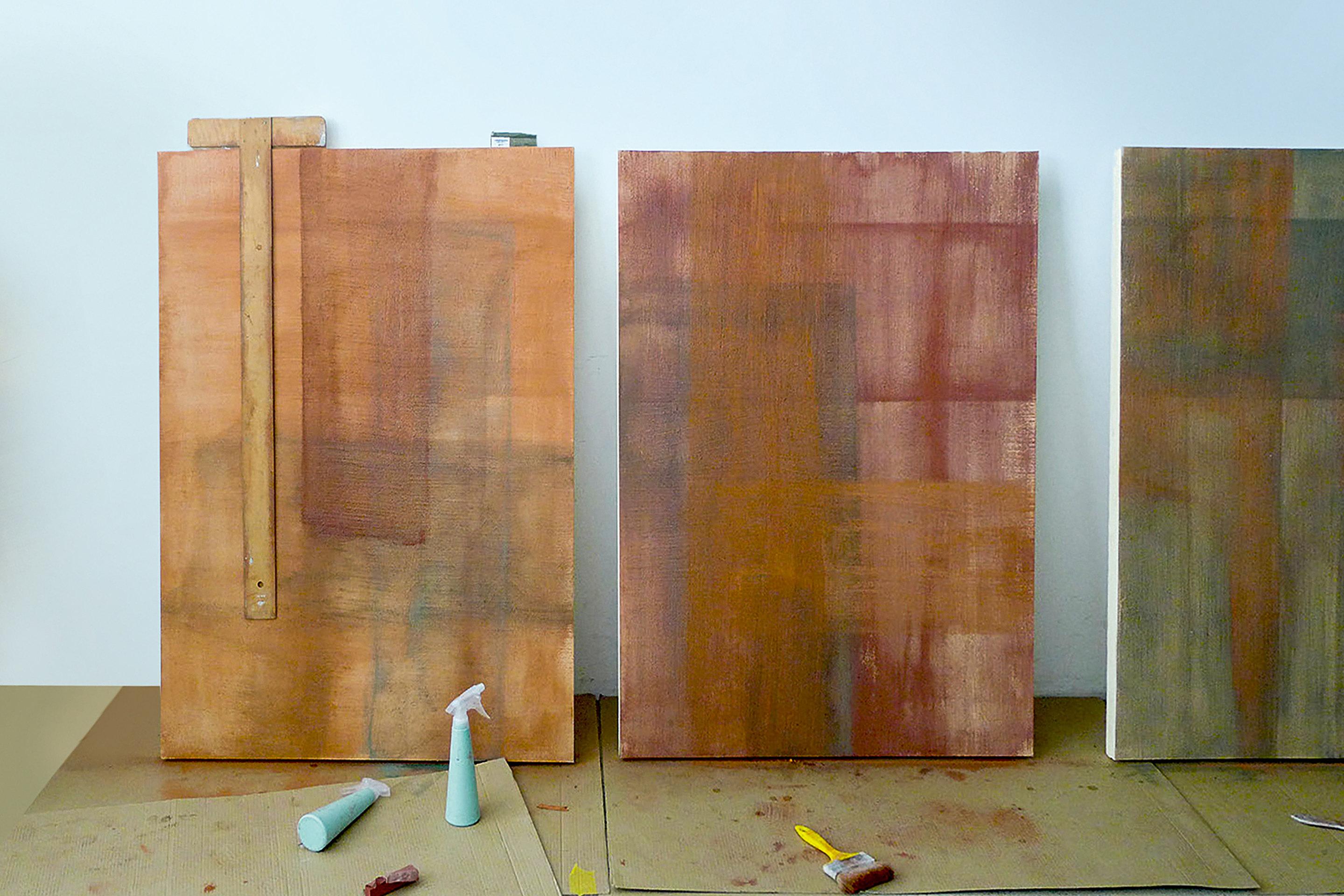 Farbmuster für die Fassade des Hauses Alpenrose in Andermatt. Um einen geeigneten Malerbetrieb zu finden, führten Planer und Bauherrschaft einen zweistufigen Wettbewerb durch.