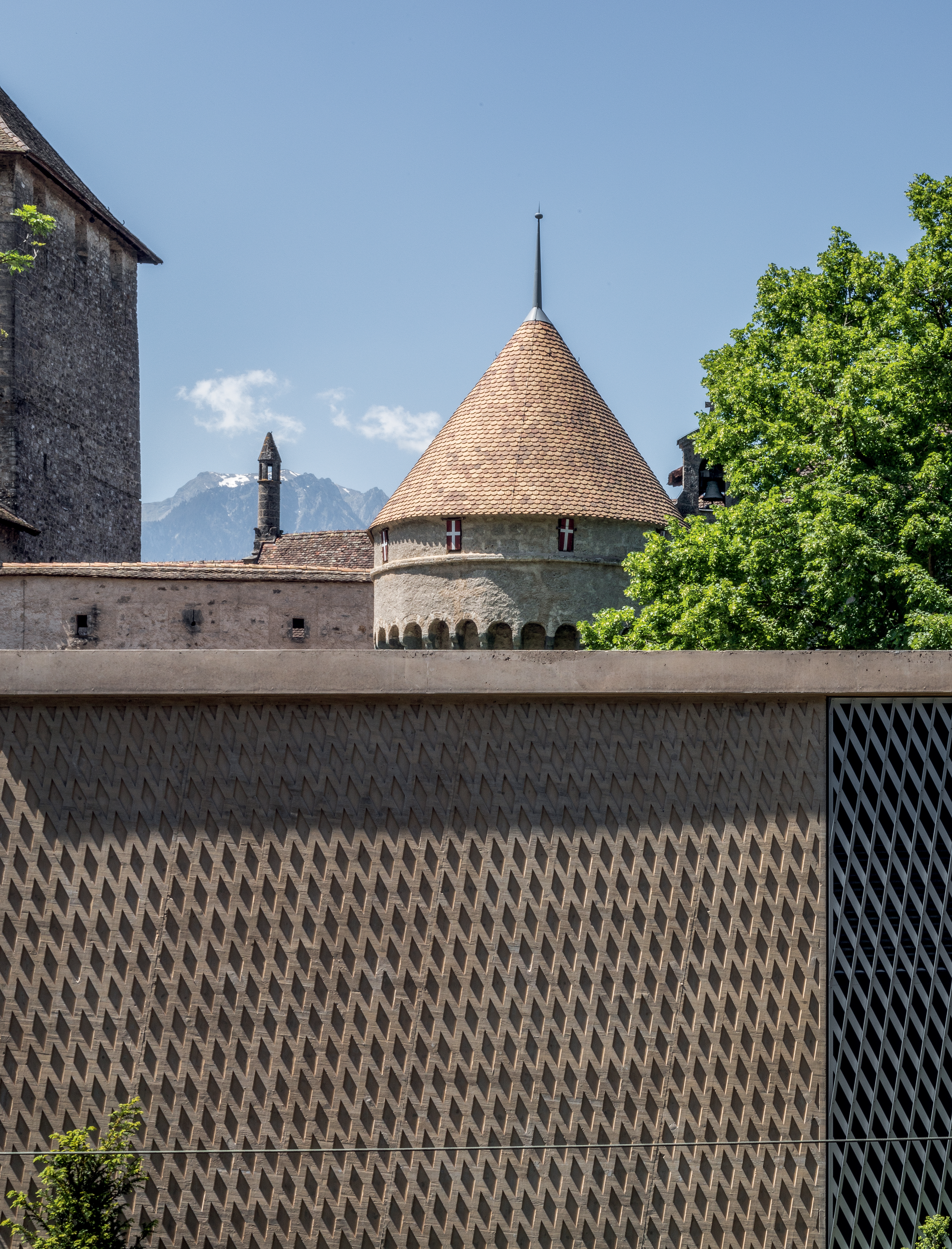 Résonance entre les teintes chromatiques et le motif de treillage du béton avec les tuiles de couverture du château