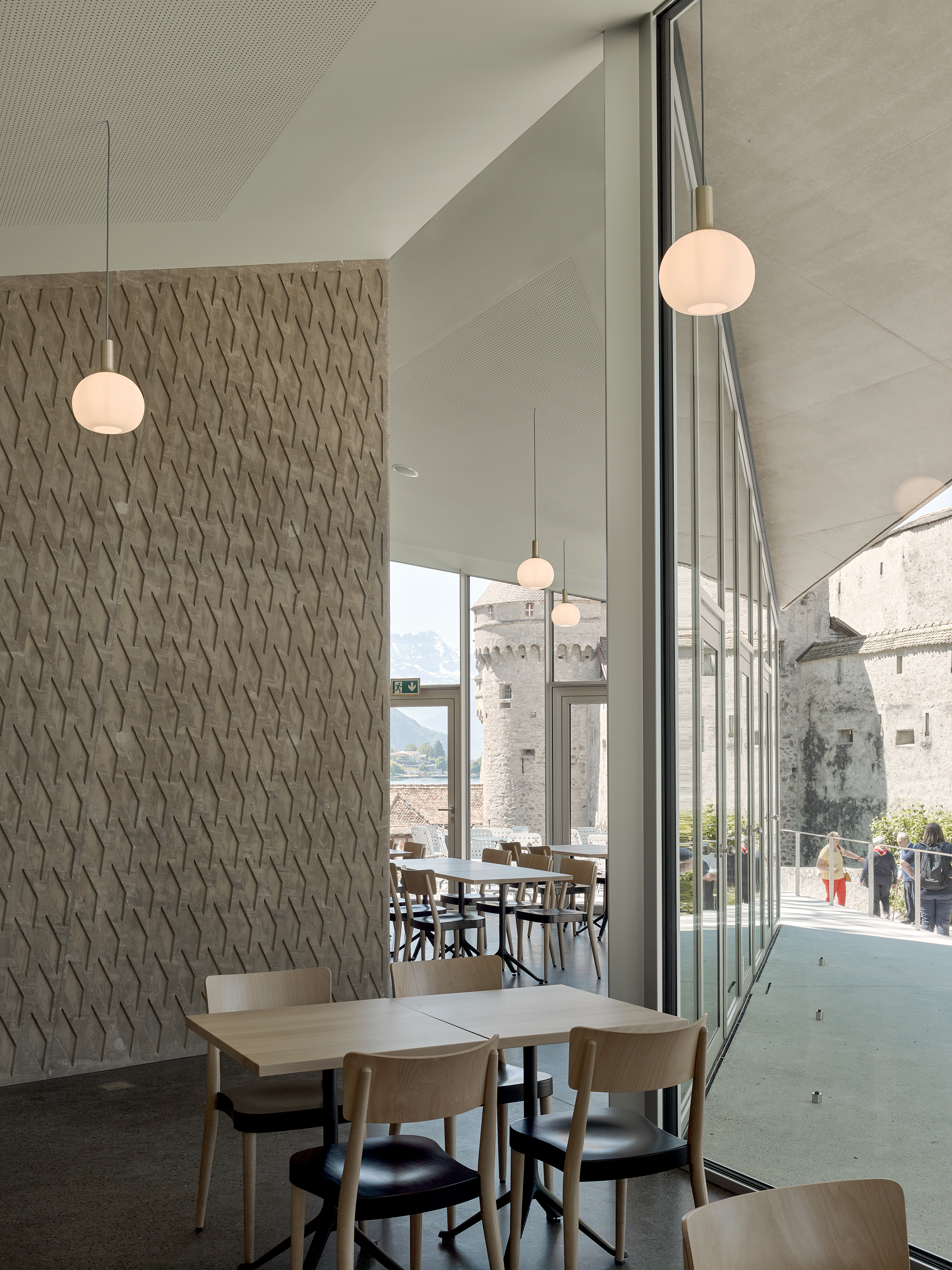 Vue du château de Chillon depuis l’intérieur du Café Byron