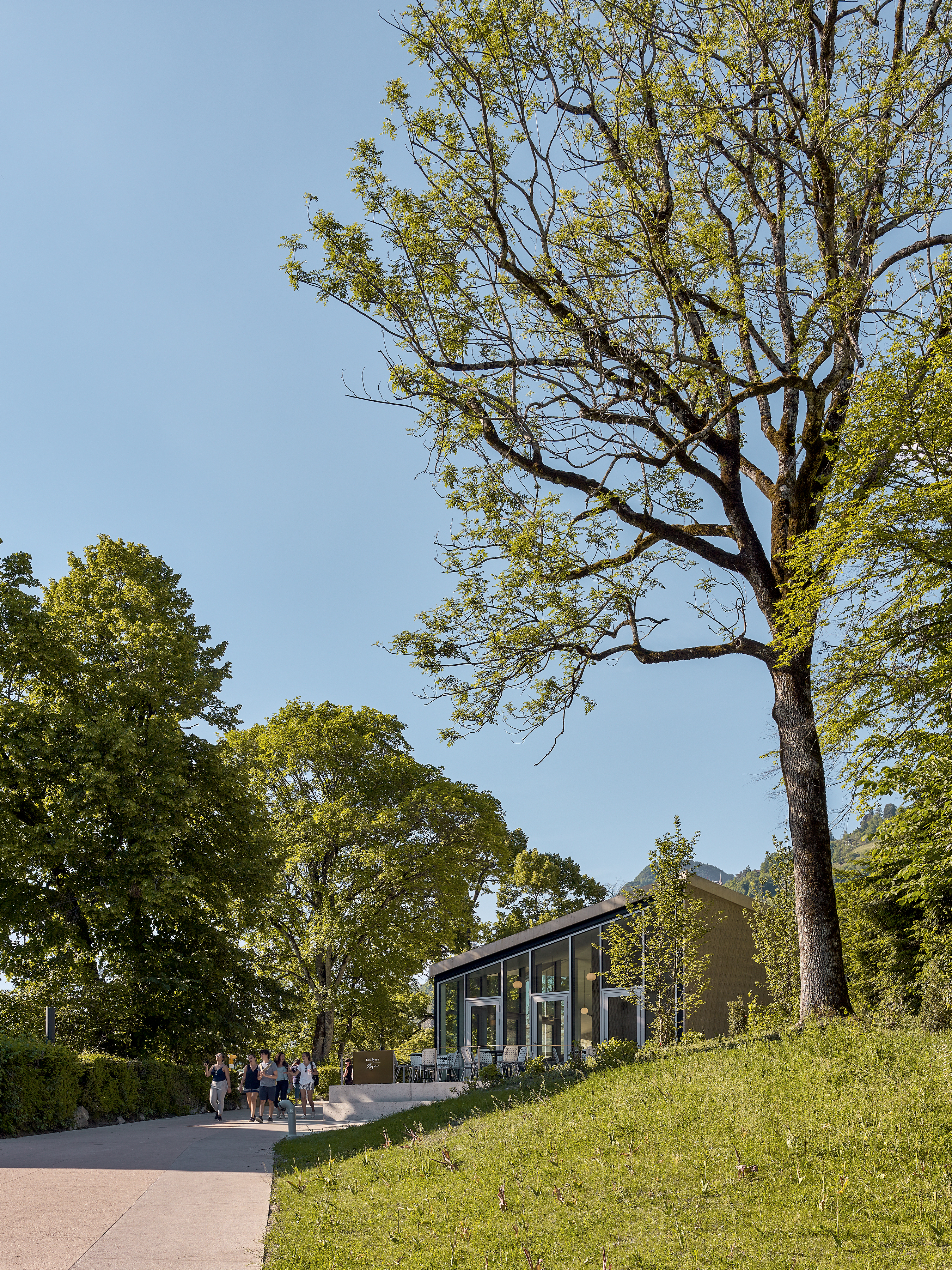 Façade sud du Café Byron (pavillon Dreier Frenzel) vue depuis l’entrée du ­château Chillon