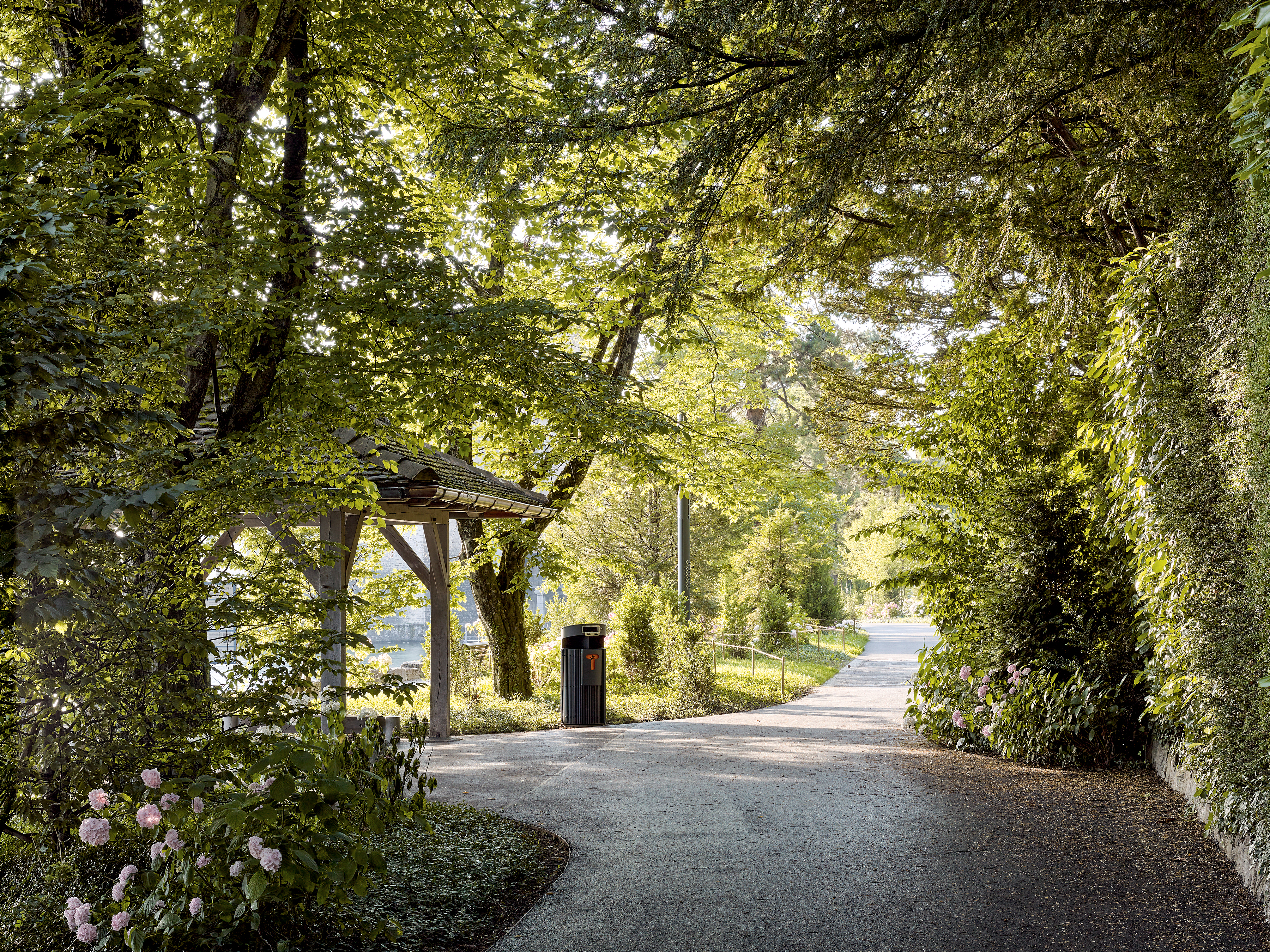 Vue de l’allée arborée au sud du château de Chillon faisant partie du réaménagement extérieur projeté par Dreier Frenzel et l’Atelier du Paysage