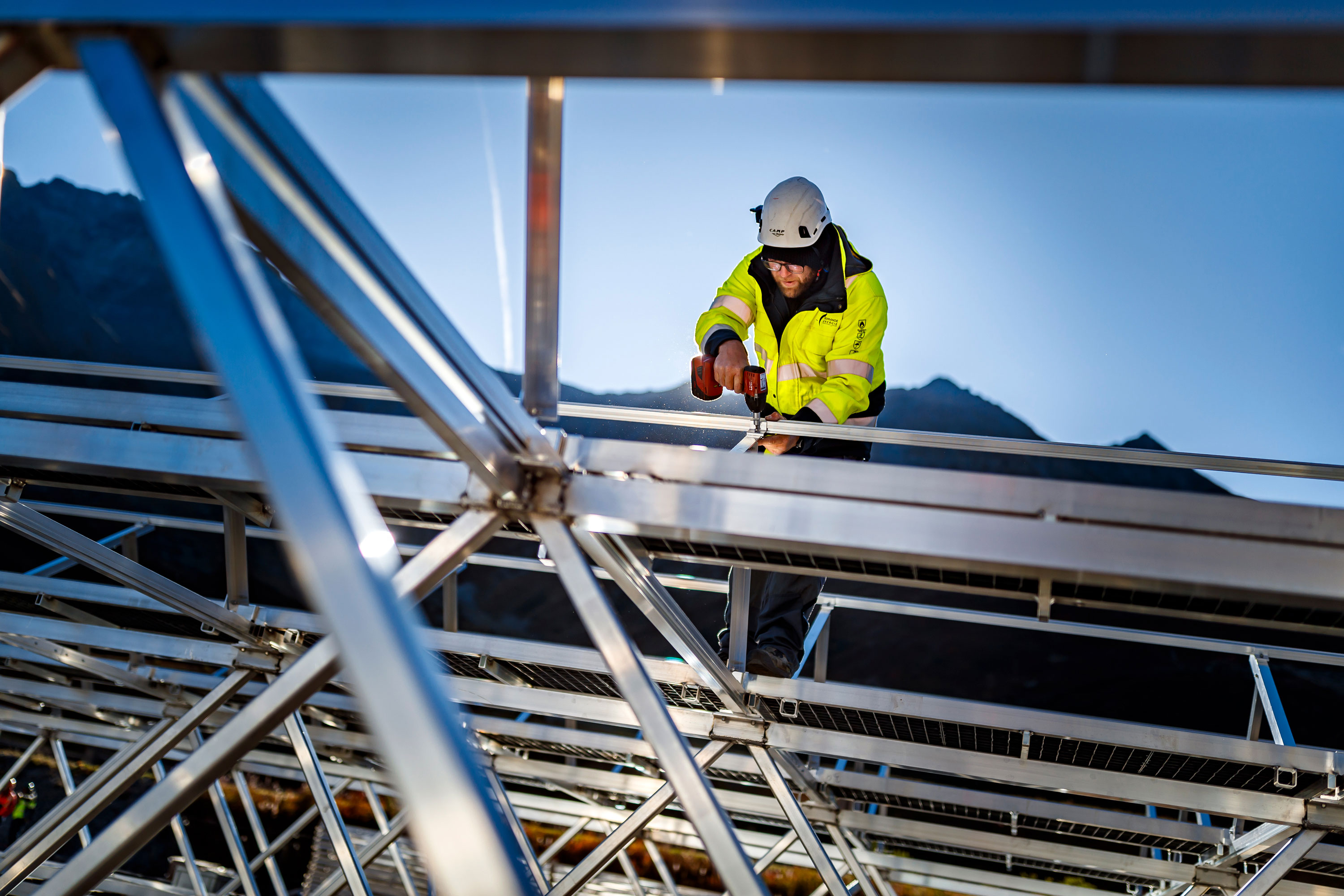 Il telaio di supporto dei pannelli solari viene costruito a terra.