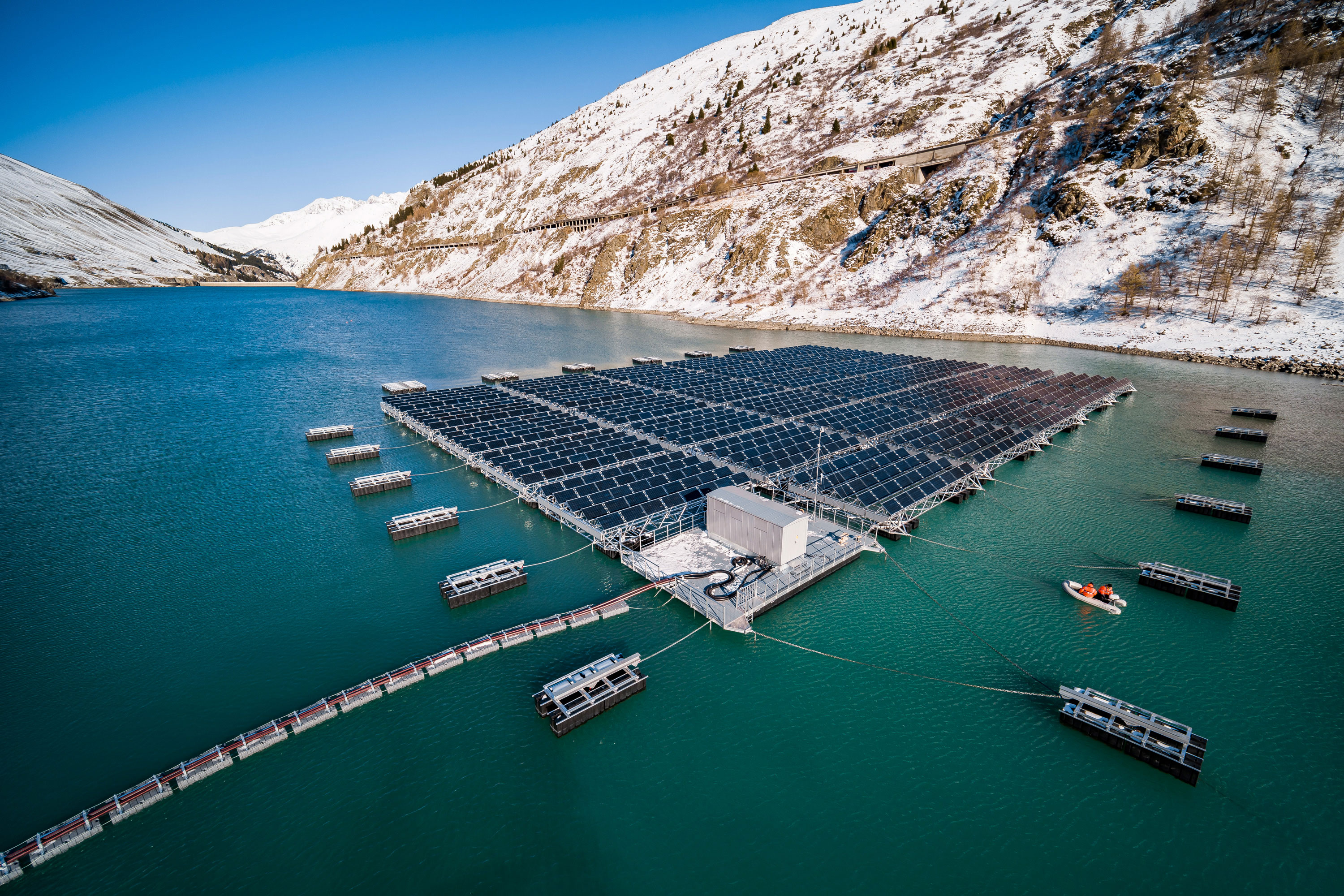 Il parco solare galleggiante viene messo in servizio.