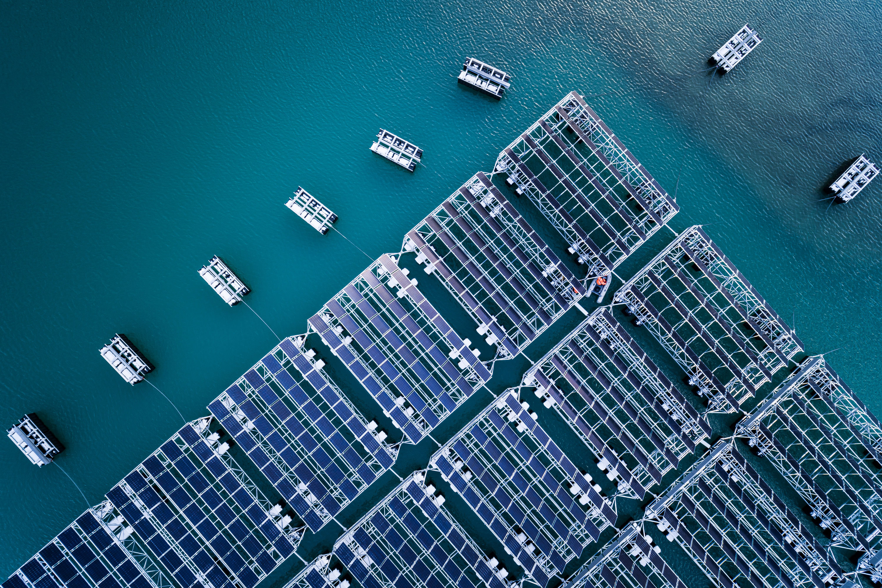 Il parco solare galleggiante viene messo in servizio.