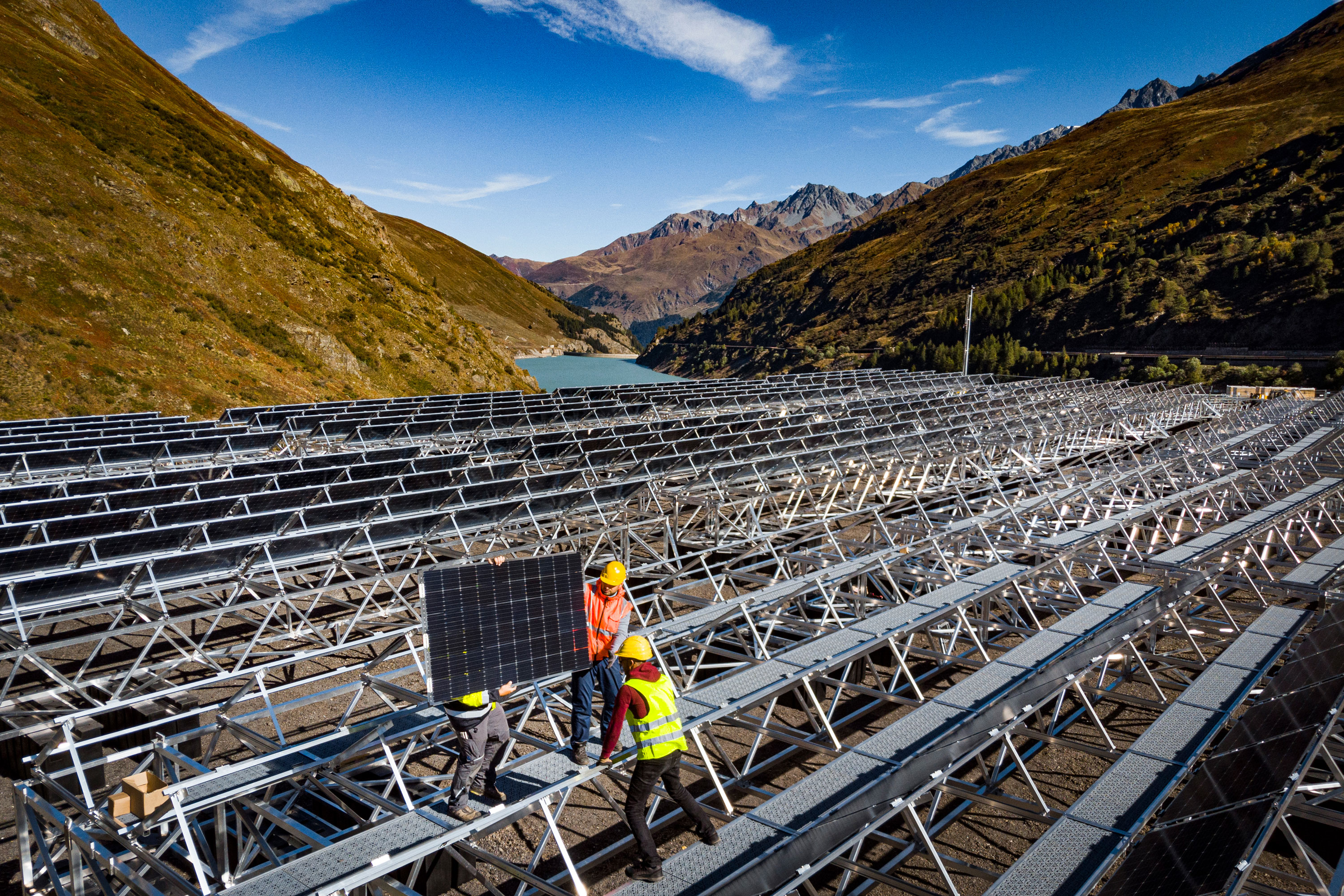 Sempre a terra, i pannelli solari vengono posati sul telaio.
