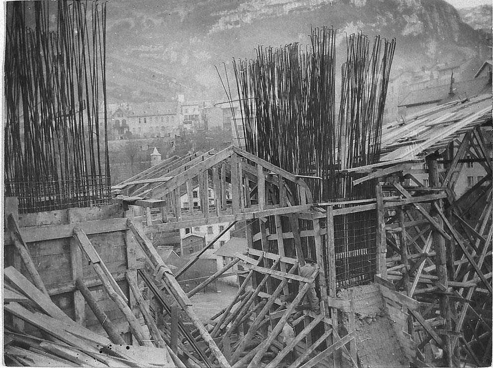Hennebique’s reinforced concrete. Auguste Chanard, arch., Blazin, eng., Bridge on the Bienne, Saint-Claude (1907-1909): view of the bridge under construction and its reinforcement, n.d. (unknown photograph)