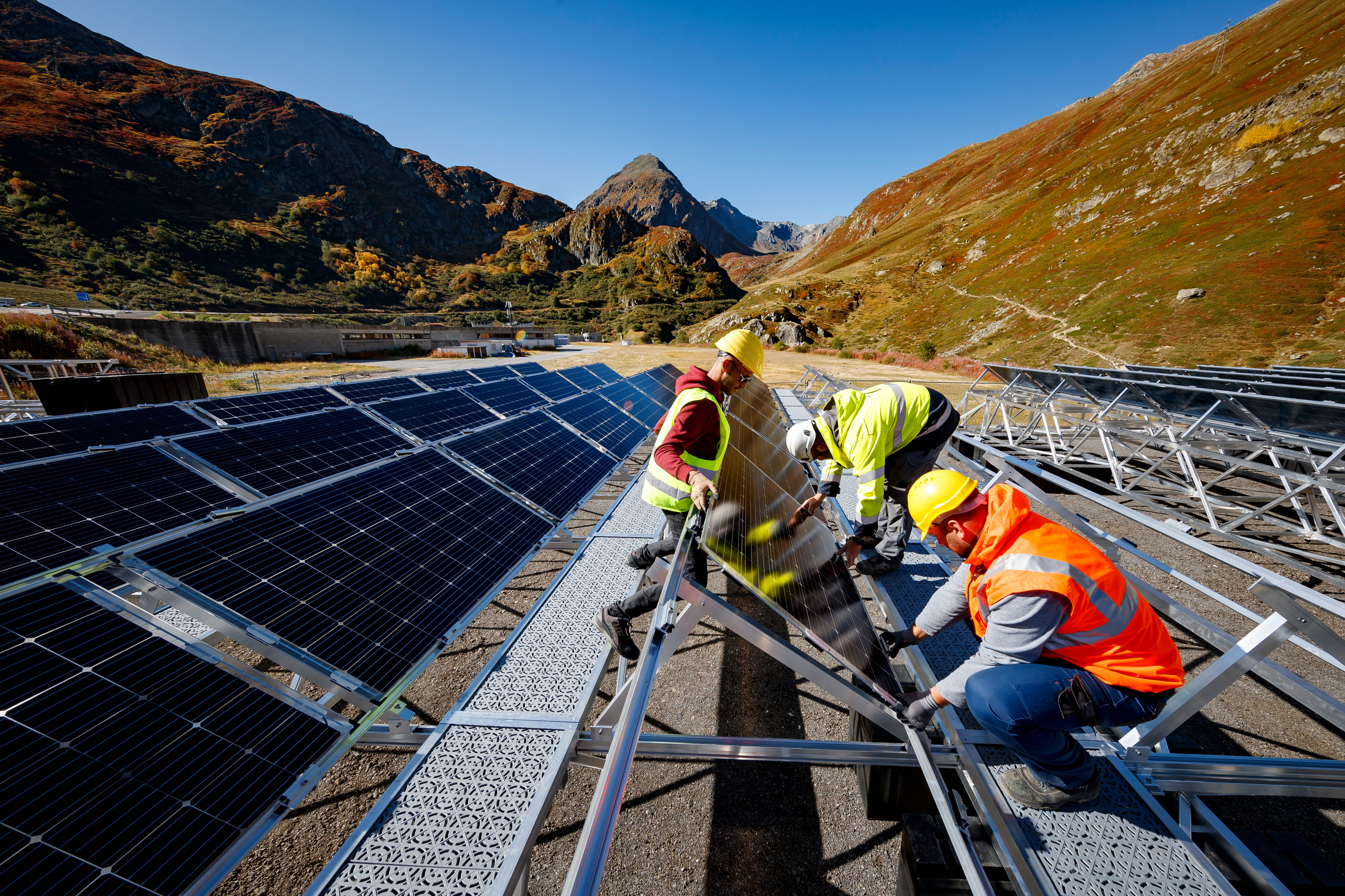 I pannelli solari vengono posati sul telaio.