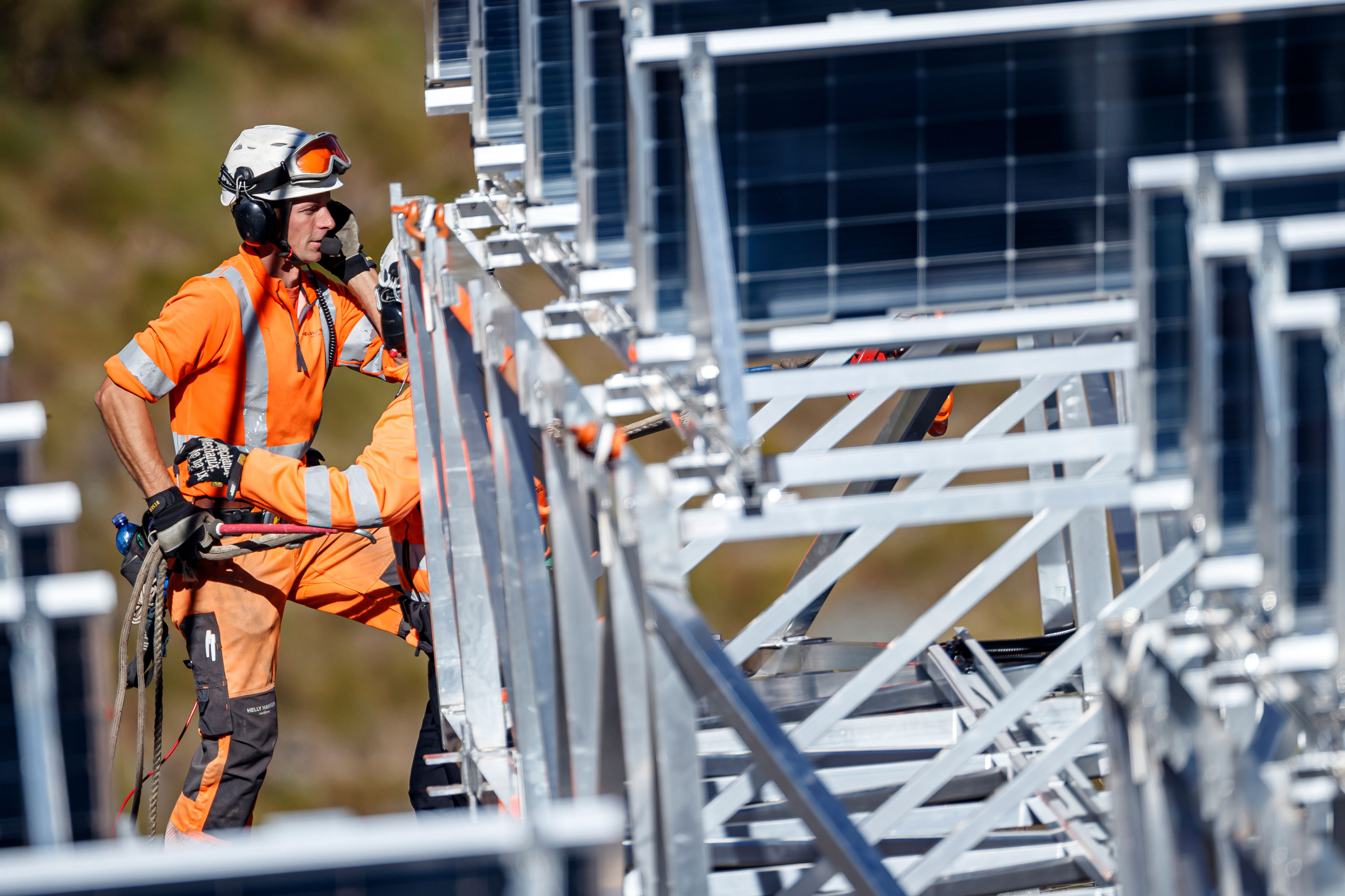 Gli operai preparano la fase di sollevamento con l'elicottero per il varo dei moduli preassemblati.