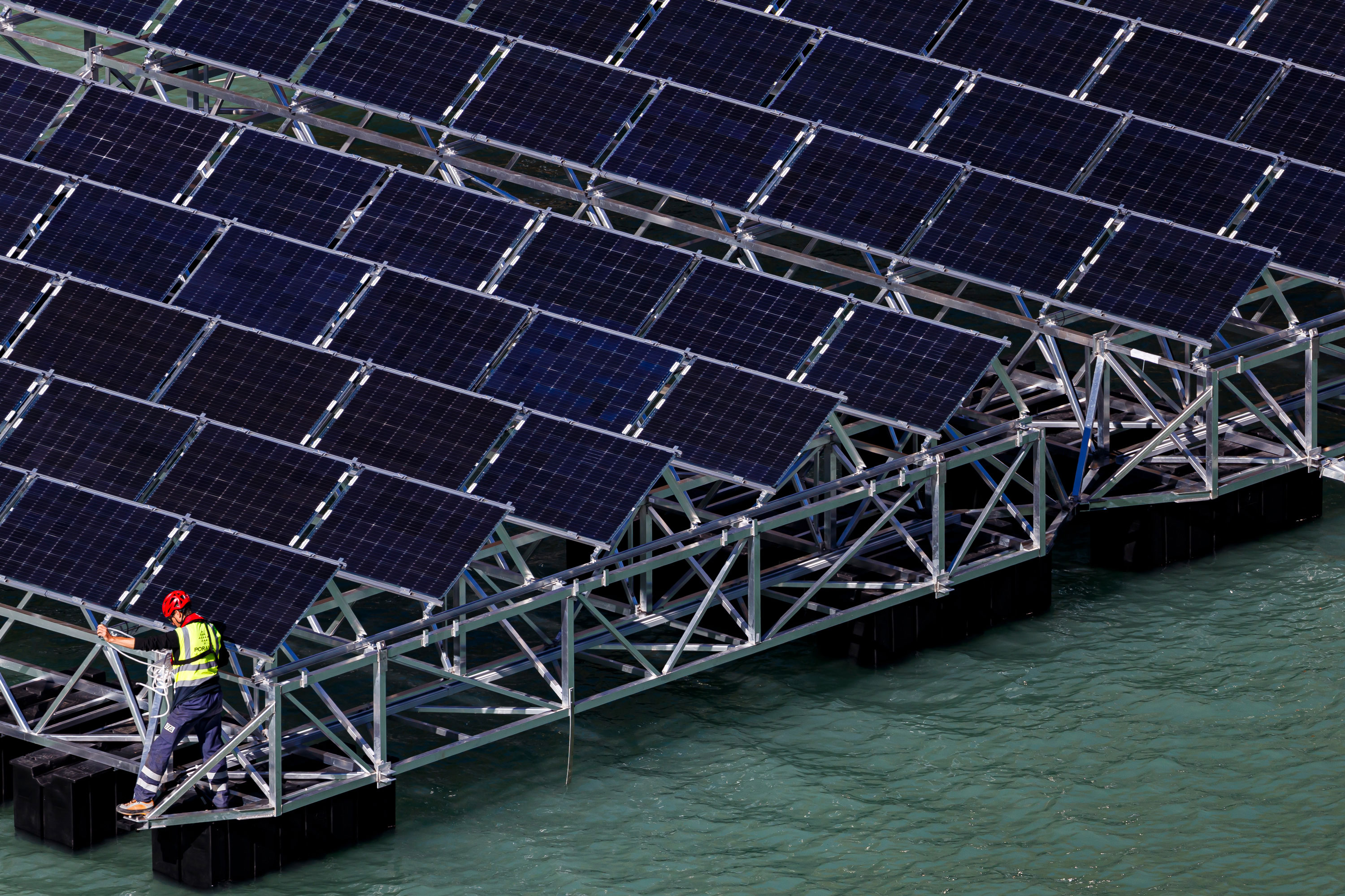 In acqua i moduli galleggianti vengono assemblati.