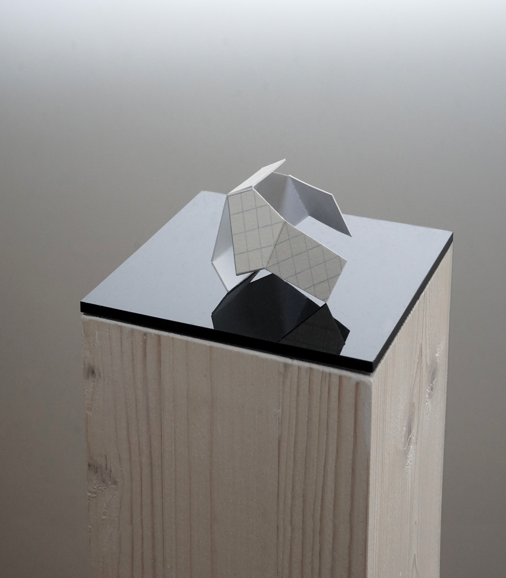 Adriana Beretta, «Senza titolo», 2020, carta quadrettata, legno e plexi