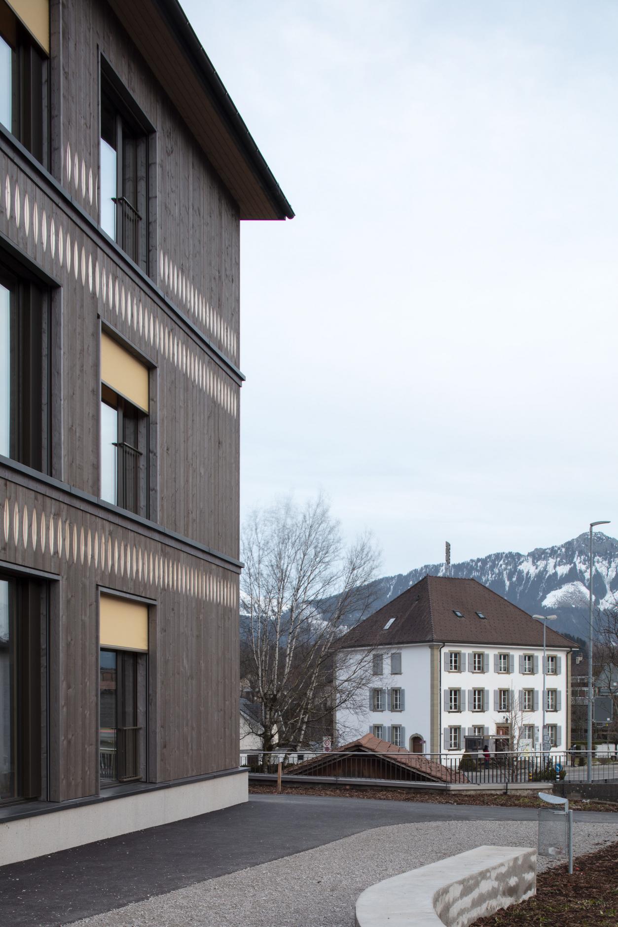 Blick auf die Südwestfassade in Richtung der Stadtverwaltung Riaz.