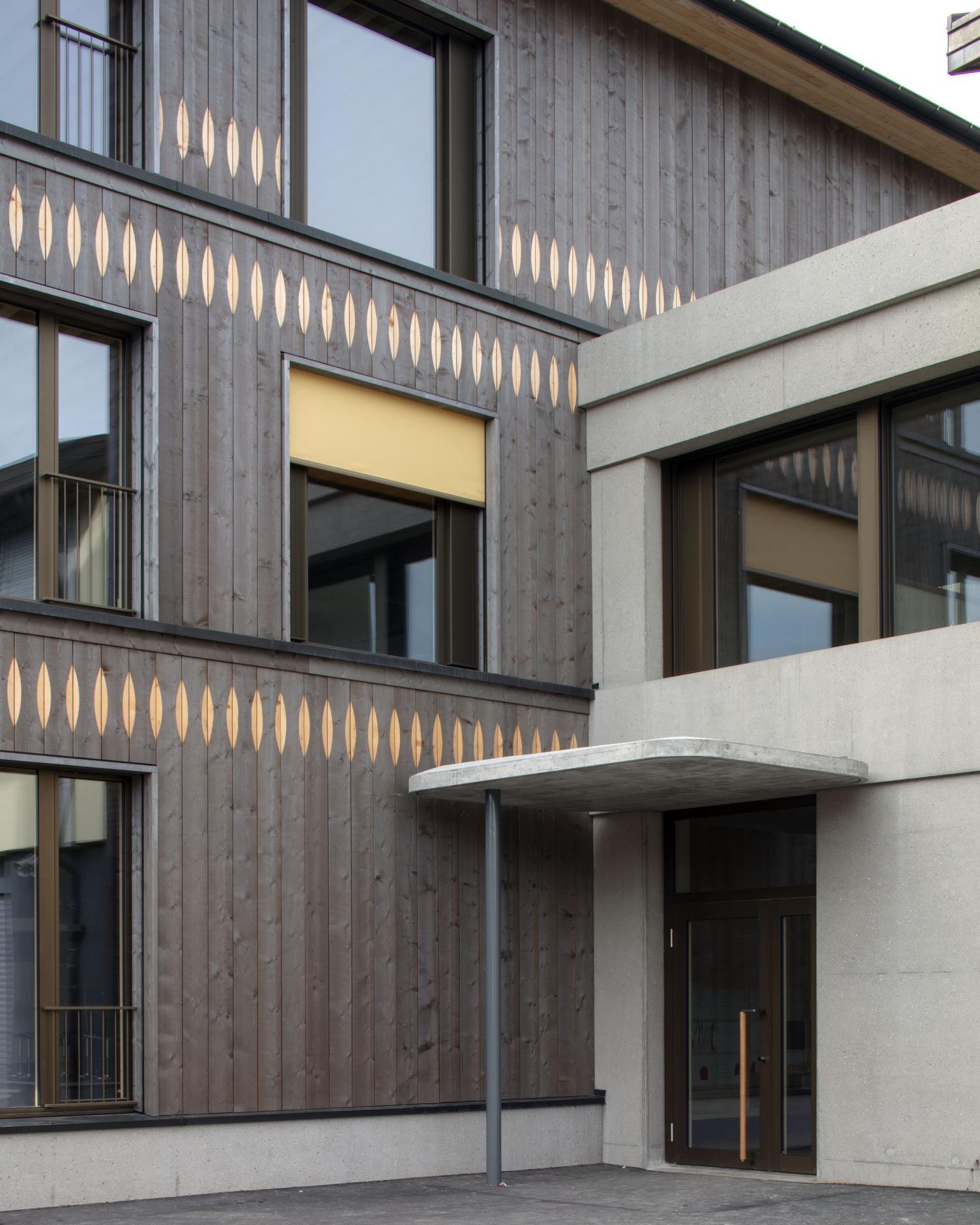 Haupteingang Schule Riaz