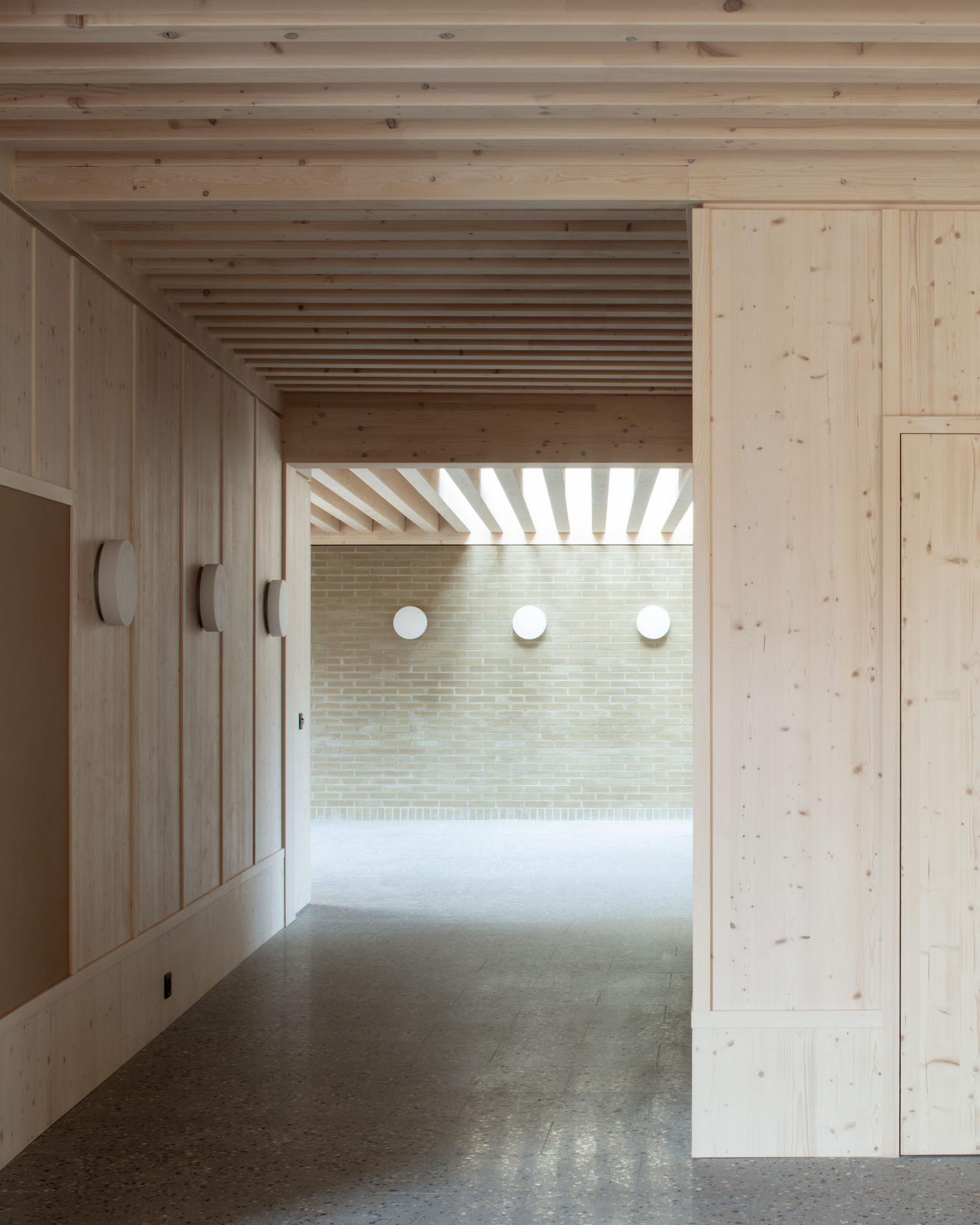 Der Einsatz natürlicher Materialien aus der Region soll die Schule am Ort «verankern».