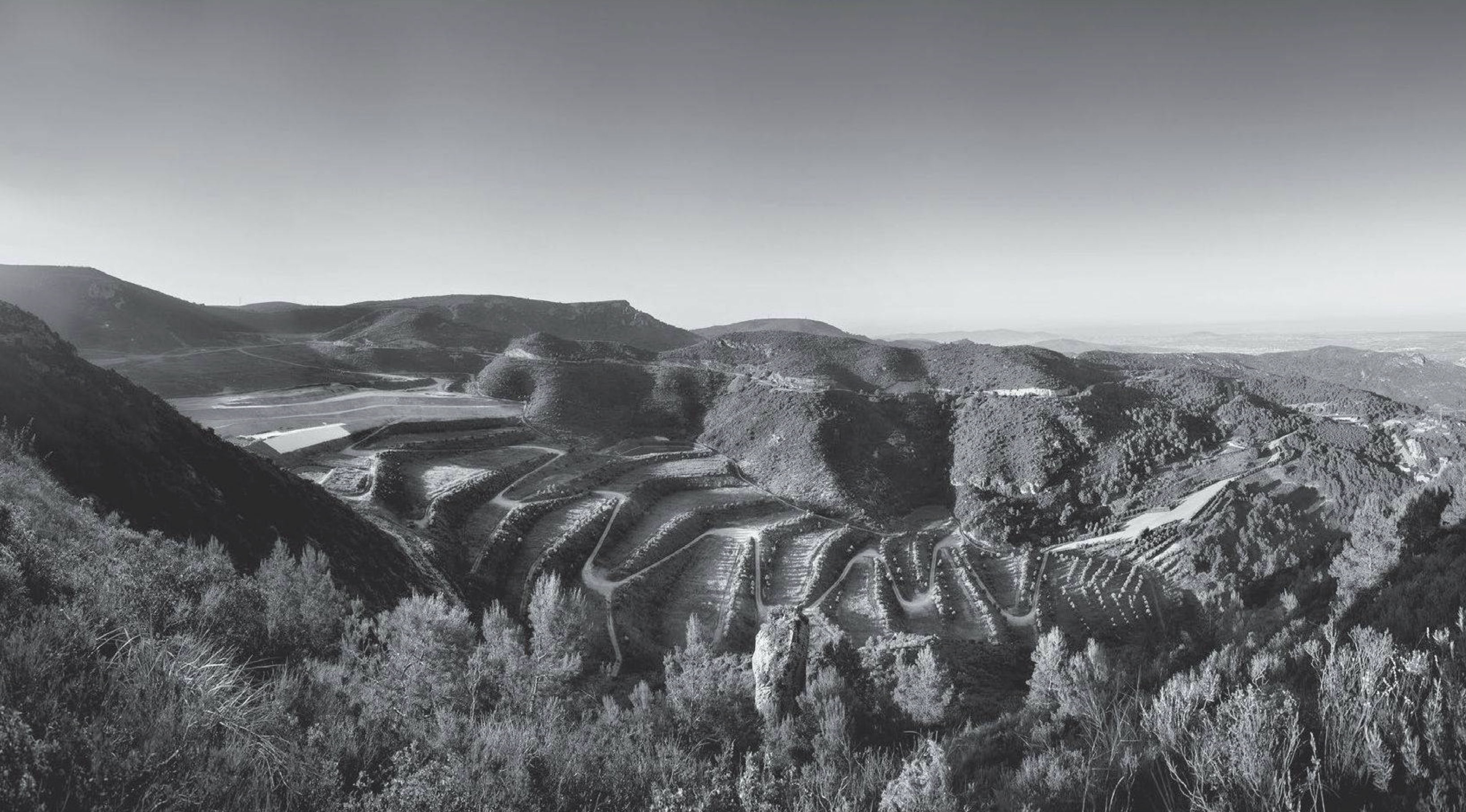 Battle i Roig Arquitectes, Restauro paesaggistico della discarica di Barcellona, Garraf, 2002-2010. Il progetto di risanamento adopera come modello la riproduzione di un sistema agricolo, così da rigenerare un sito degradato come fase intermedia per il recupero delle condizioni naturali originarie.