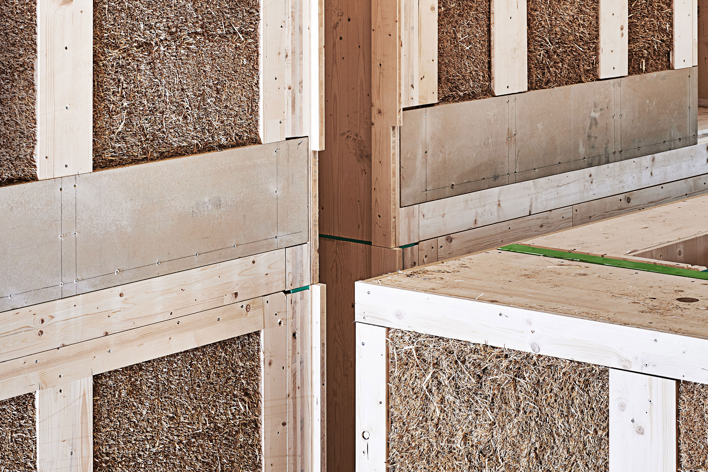 Die strohgedämmten Wände für die Neuüberbauung des Bombasei-Areals in Nänikon wurden in Modulbauweise erstellt.