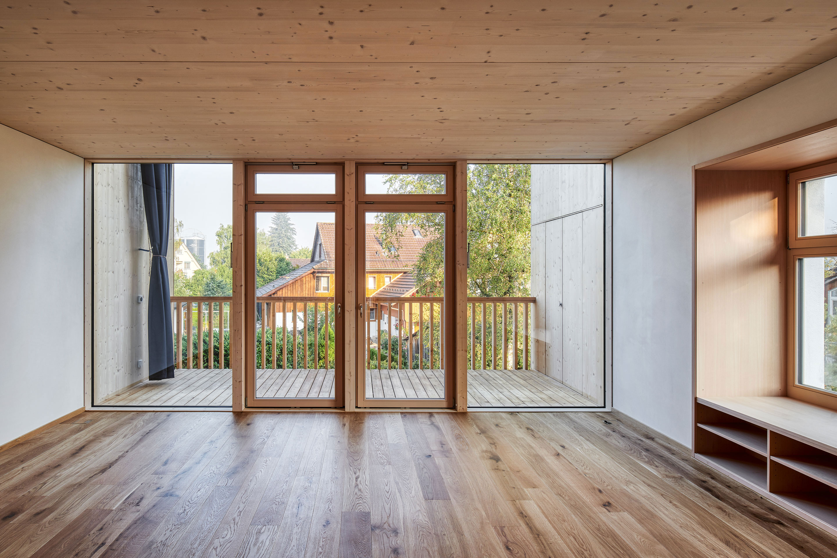 Innenraum im Bombasei-Areal. Der Strohbau lässt sich nur aufgrund der Wandstärke und des behaglichen Wohnklimas erahnen.