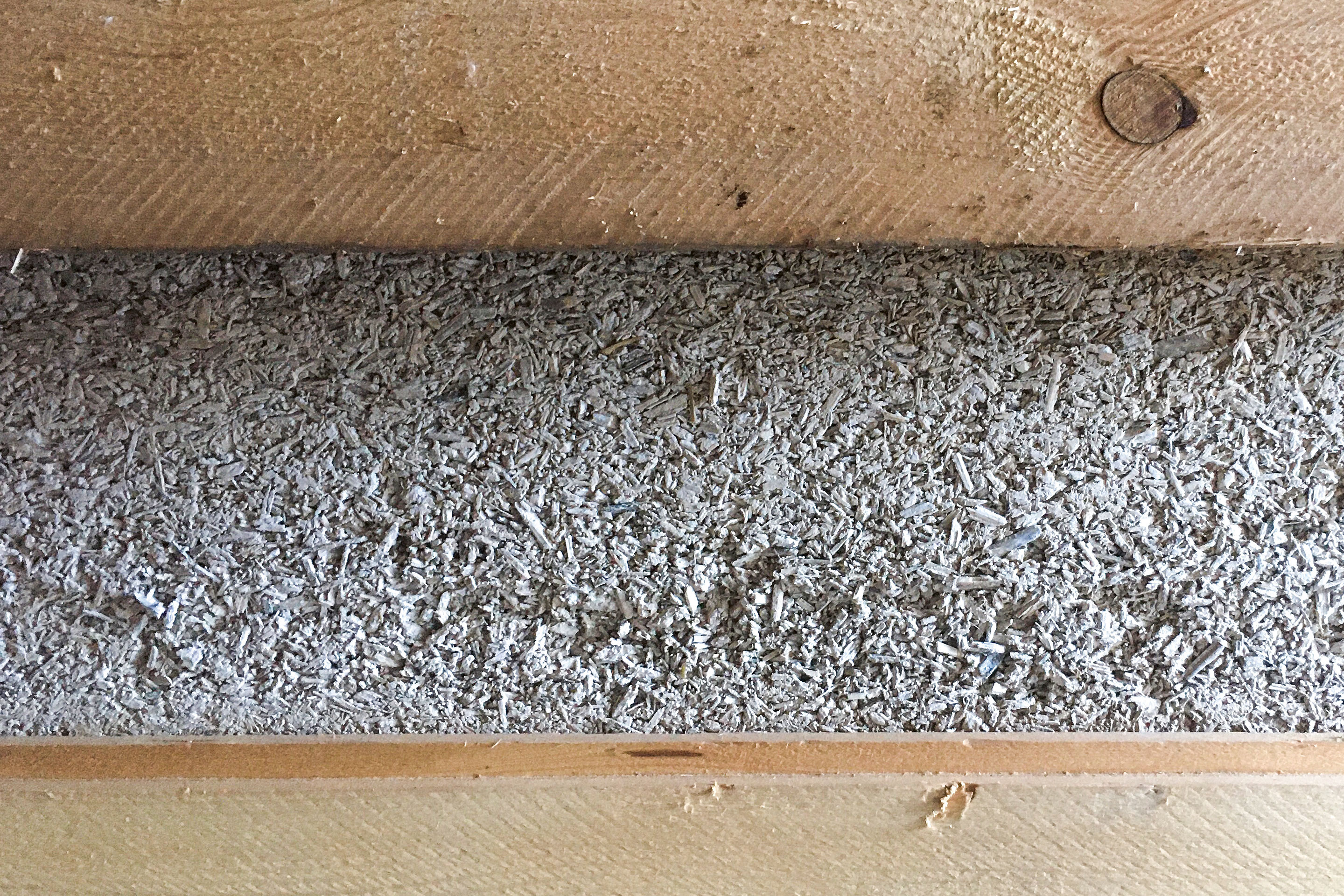 Hinter einer Holzverkleidung: Hanf kann auch für Naturbeton verwendet werden. Man mischte die Hanfschäben mit  magnesithaltigem Sumpfkalk aus der Region. Das Gemisch wurde in eine Schalung gekippt und durch Stampfen verfestigt.