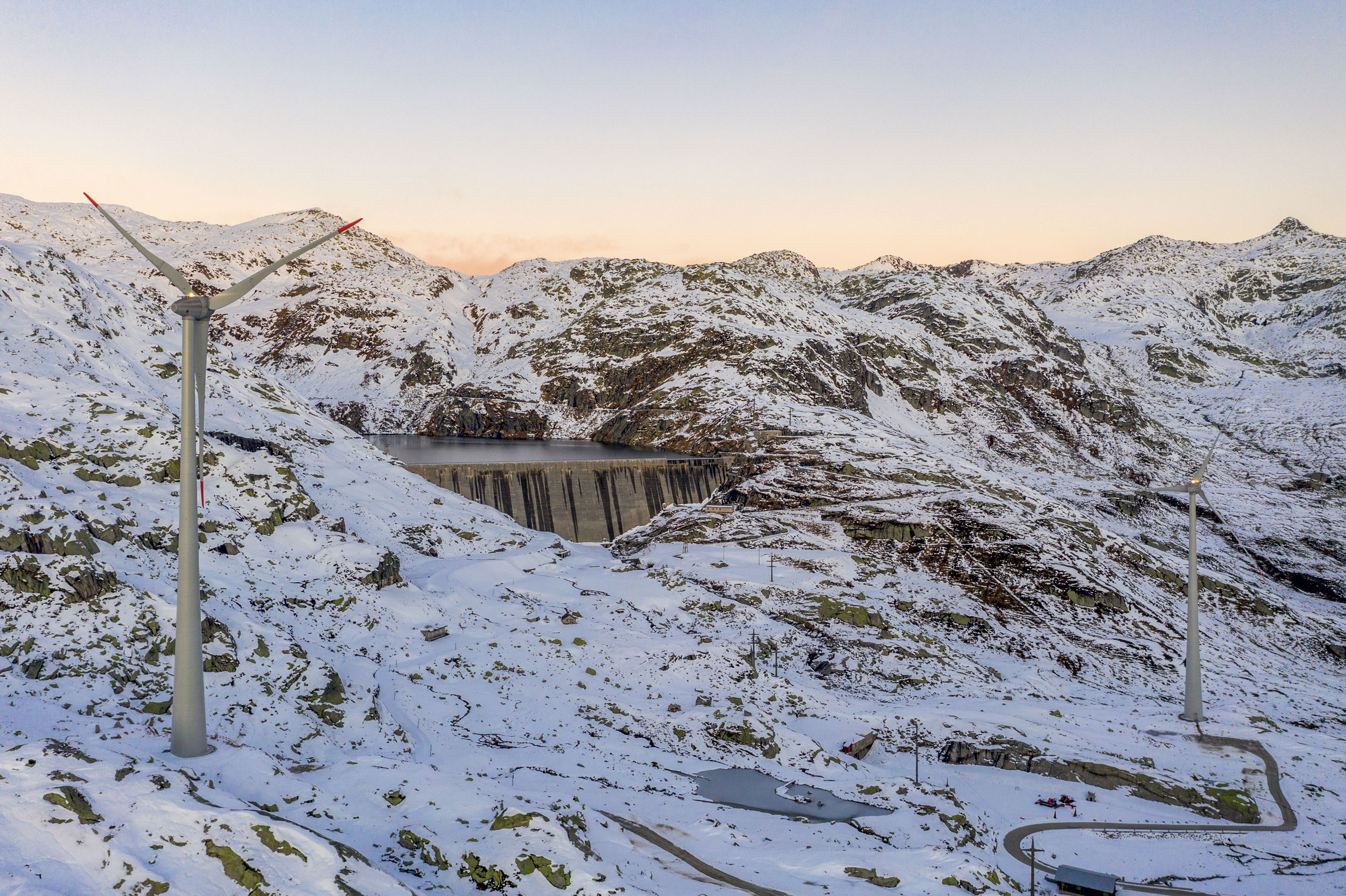 Vue de l’éolienne et du barrage du lac de Lucendro