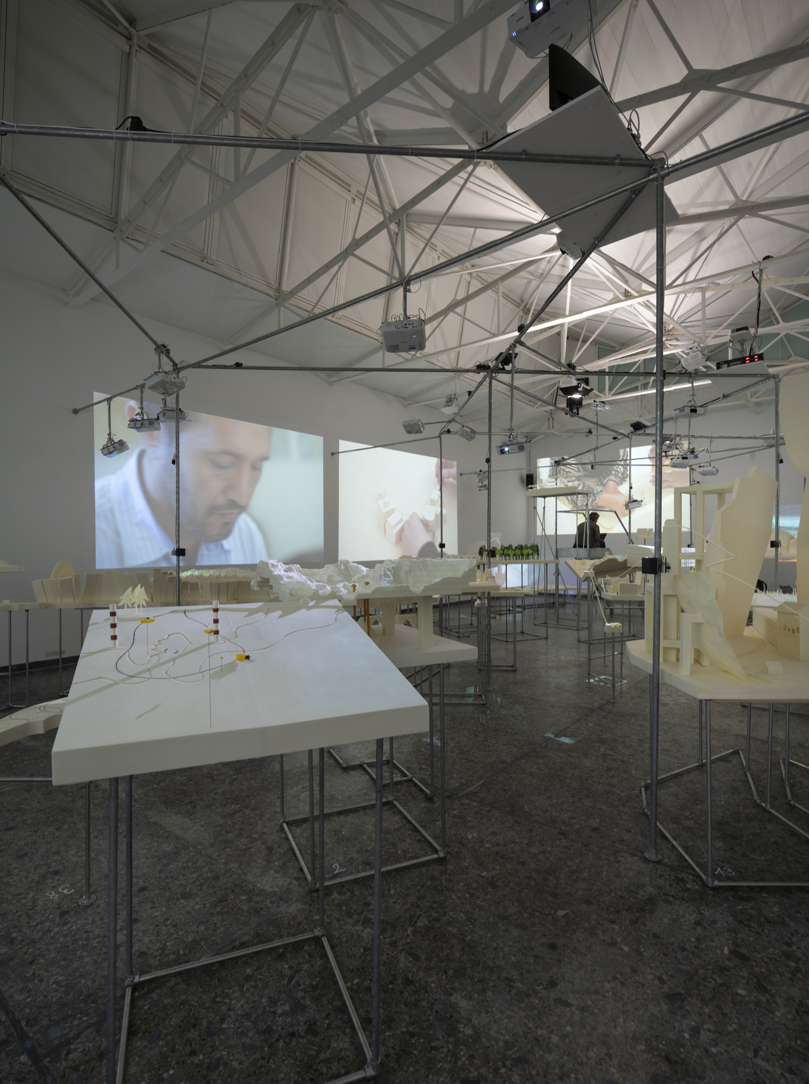 Vue de l'installation “oræ – Experiences on the Border” au Pavillon suisse de la 17e Biennale d'architecture de Venise