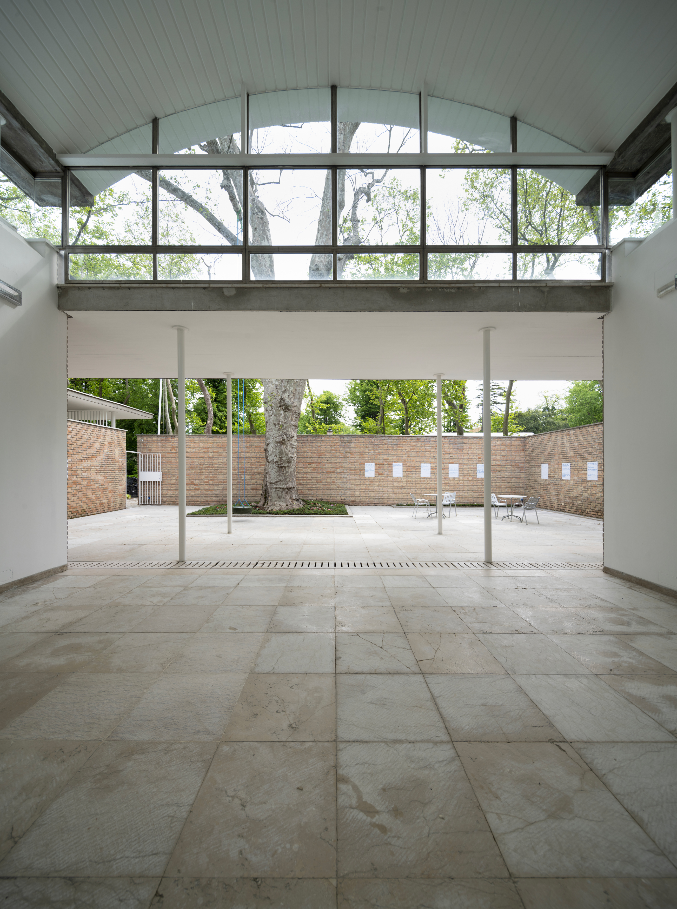 Vue de l'installation “oræ – Experiences on the Border” au Pavillon suisse de la 17e Biennale d'architecture de Venise