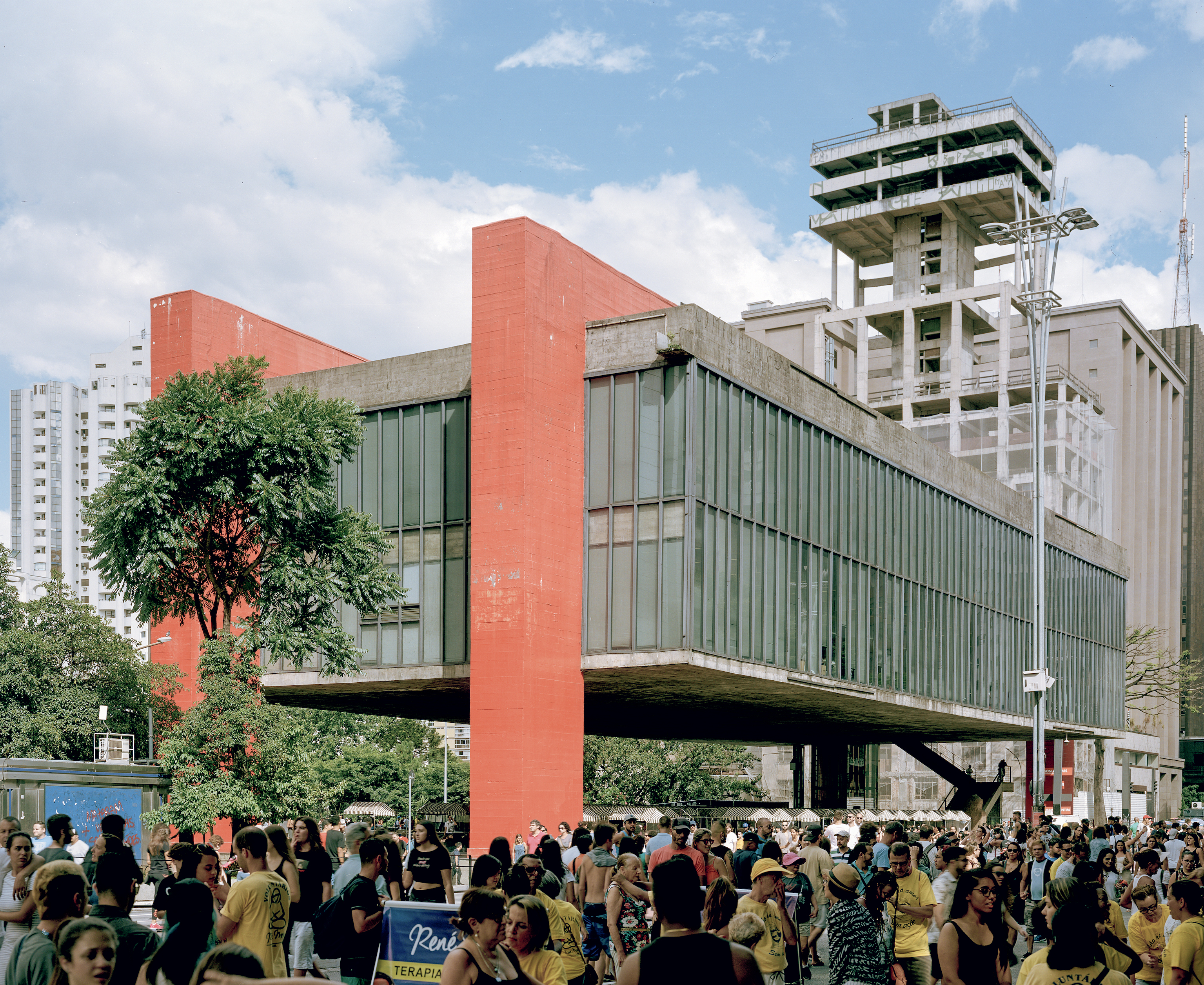 MASP (Museu de Arte de São Paulo), Lina Bo Bardi, 1968. Photographié un dimanche, quand l’Avenida Paulista est fermée à la circulation.