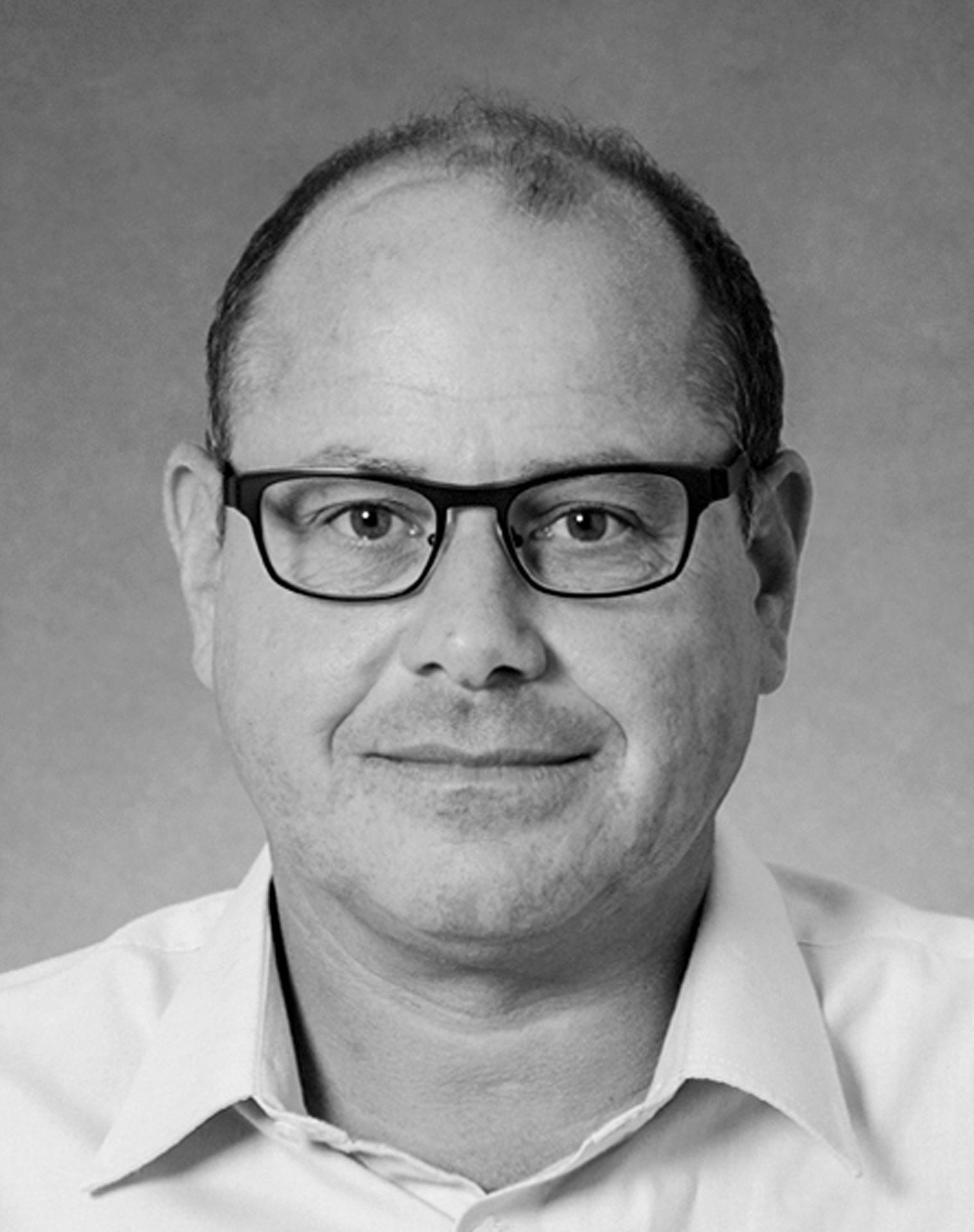 Alain Wicht ist Vermessungszeichner und spezialisierte sich auf Ingenieurvermessungen mit einer Zusatzausbildung zum Geomatiker. Er war beteiligt an Projekten wie der Absteckung des Grande-­Dixence-Tunnels, des CERN-­Teilchenbeschleunigers und des Lötschberg-Basistunnels. Seit 2010 arbeitet er bei swisstopo (das Bundesamt für Landestopografie swisstopo gehört, wie die Armee, zum Eidgenössischen Departement für Verteidigung, Bevölkerungsschutz und Sport VBS) als Verwalter der nationalen Lan­desgrenzendatenba