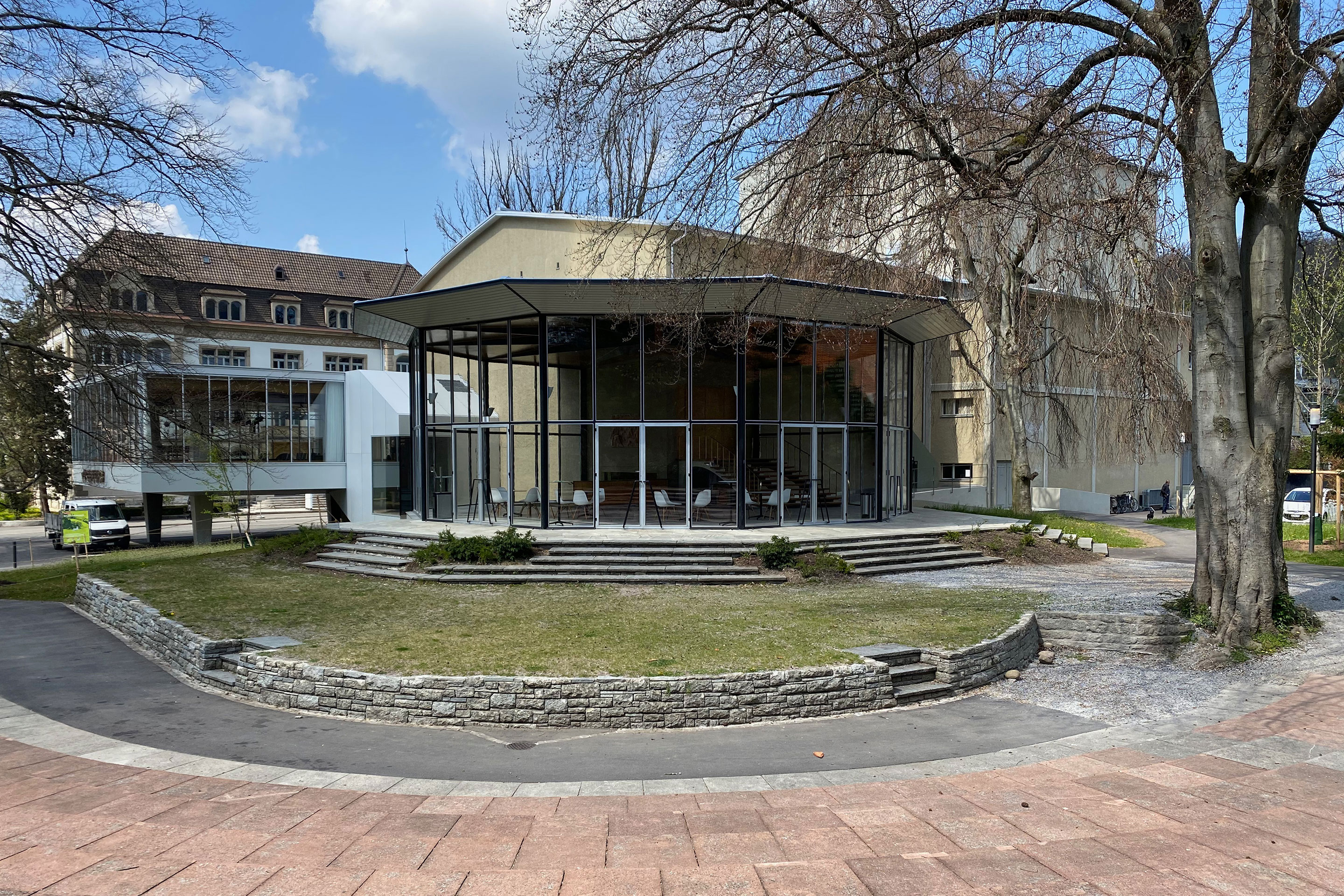 Il Kurtheater Baden visto dal parco. Nel mezzo, il Foyer Sachs; a destra, l'edificio con il palco; a sinistra, il nuovo foyer di Boesch Architekten.
