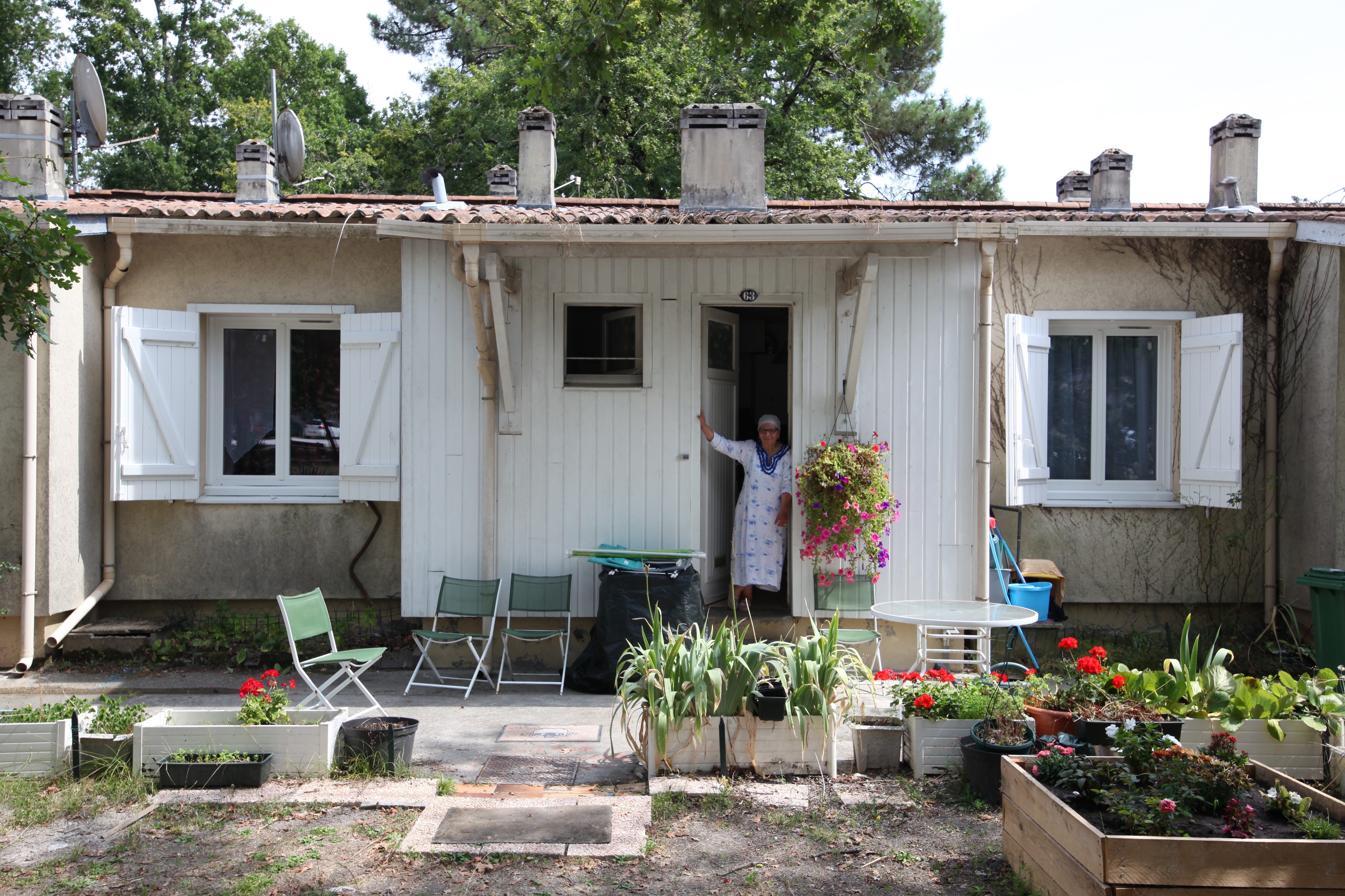 A Mérignac-Beutre, lo studio Christophe Hutin Architecture ha condotto una «diagnosi sociale e tecnica», appoggiandosi su rilievi, varianti e diagrammi sintetici che permettono d'anticipare i lavori in continuità con le trasformazioni già effettuate dagli abitanti.