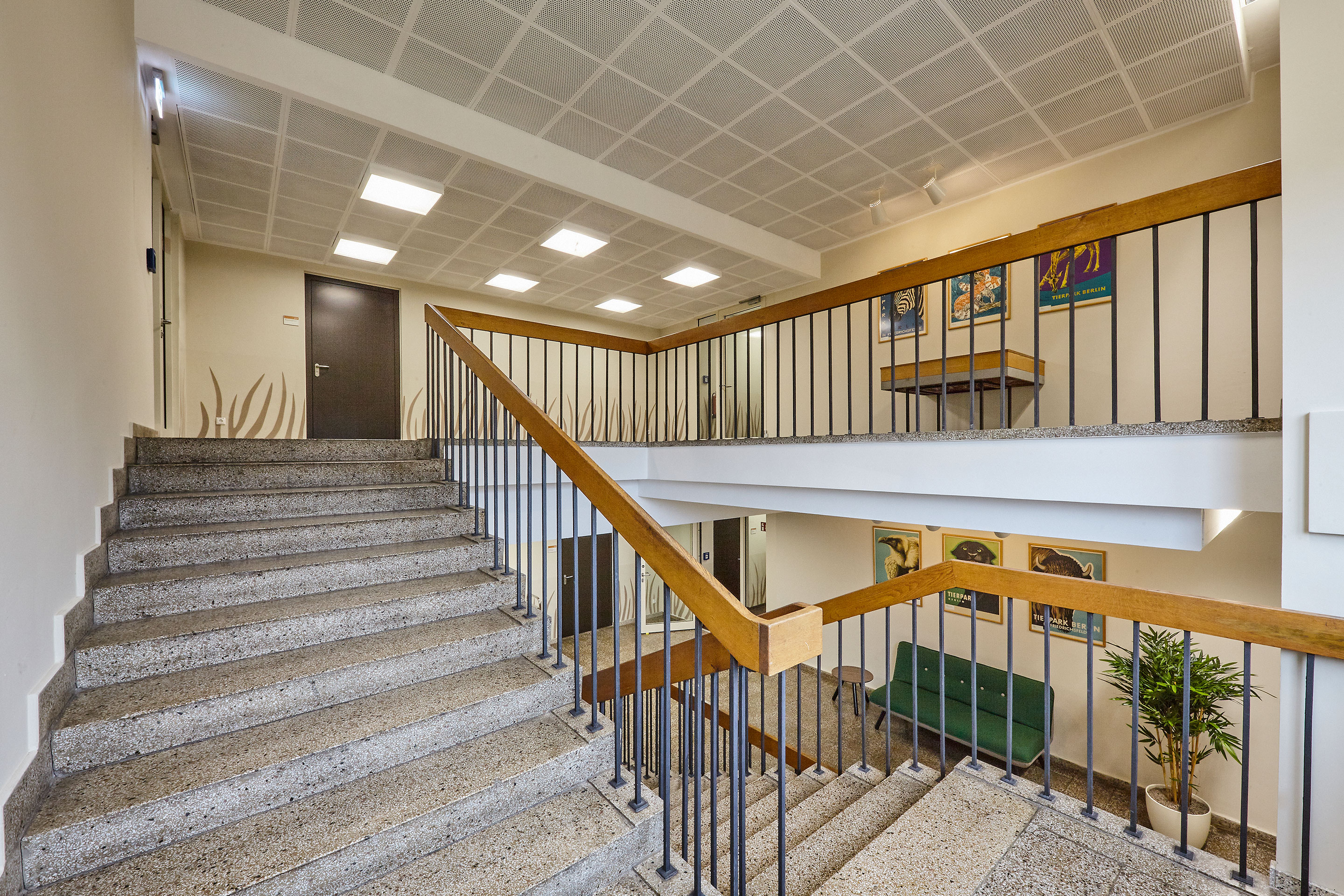 Kreislaufwirtschaft-Verwaltungsgebaeude-Tierpark-Berlin-Treppe