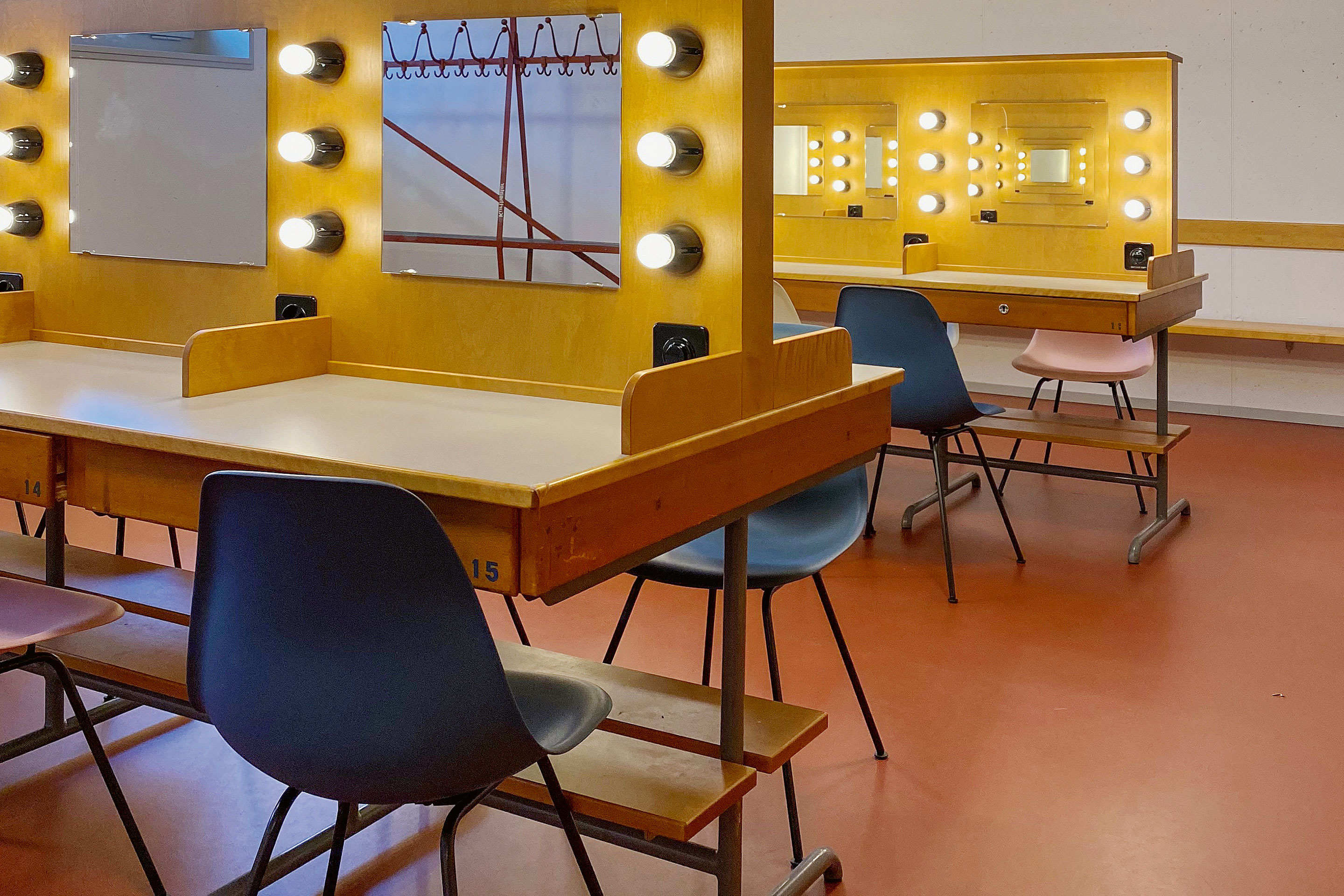 Il camerino degli artisti nell'ampliamento. Le specchiere d'epoca sono state restaurate e munite di un'illuminazione all'avanguardia.