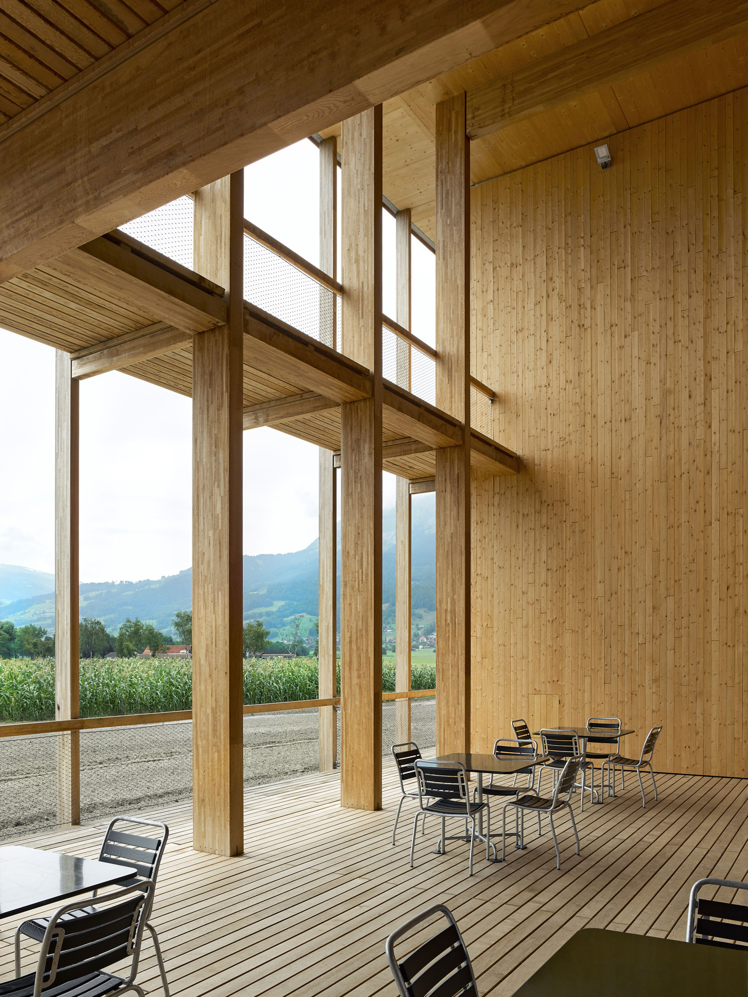 Das Neighborhub-Gebäude aus Holz mit seinen aufklappbaren Solarpaneelen in einer Aufnahme von 2018.