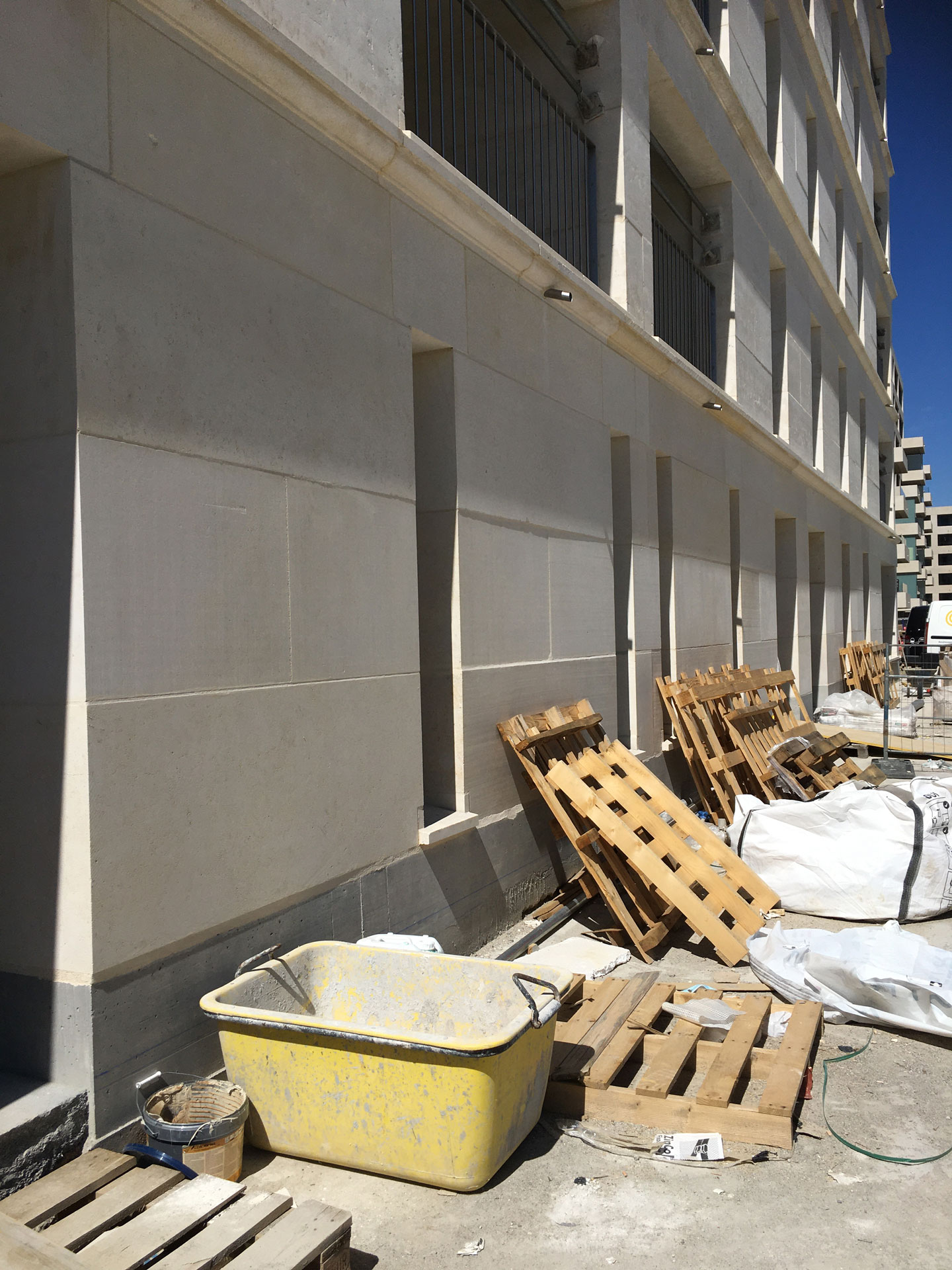 Cantiere per gli immobili in pietra massiccia a Plan-les-Ouates, progettati dal consorzio Perraudin Archiplein