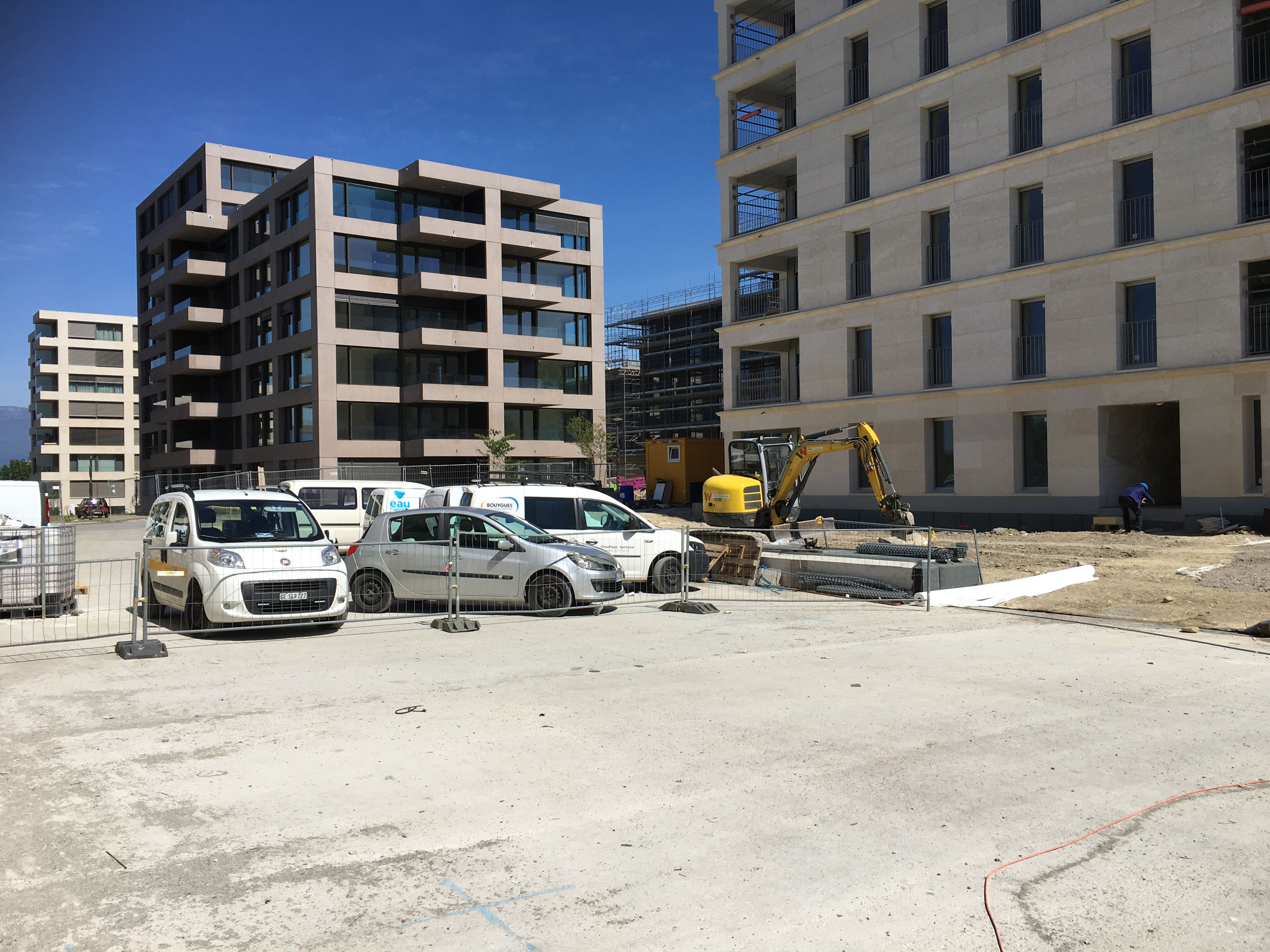 Cantiere per gli immobili in pietra massiccia a Plan-les-Ouates, progettati dal consorzio Perraudin Archiplein