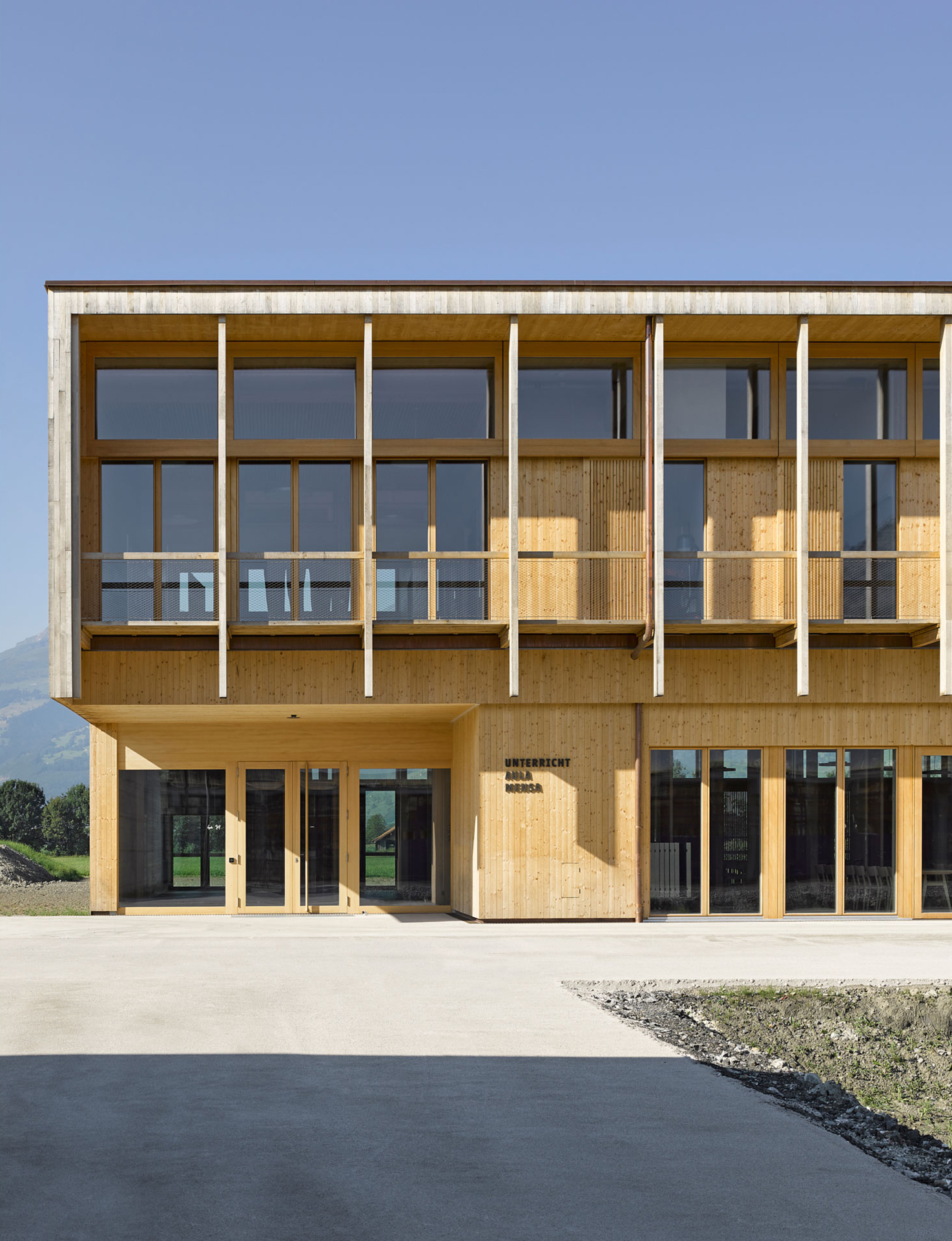 Das Landwirtschaftliche Zentrum in Salez SG ist ein Lowtech-­Gebäude. Das natürliche Lüftungskonzept wurde mithilfe von Gebäudesimulationen evaluiert (Ansicht des Haupteingangs auf der Nordseite).