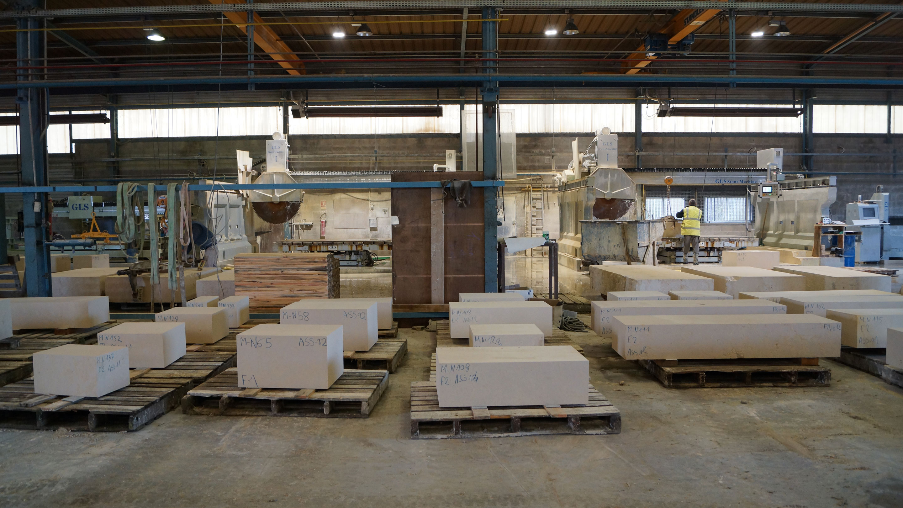 Taglio dei blocchi di calcare oolitico di Brétigny nei formati pronti per la messa in opera. Una pietra "pretagliata". Jardes dans la Vienne, Francia