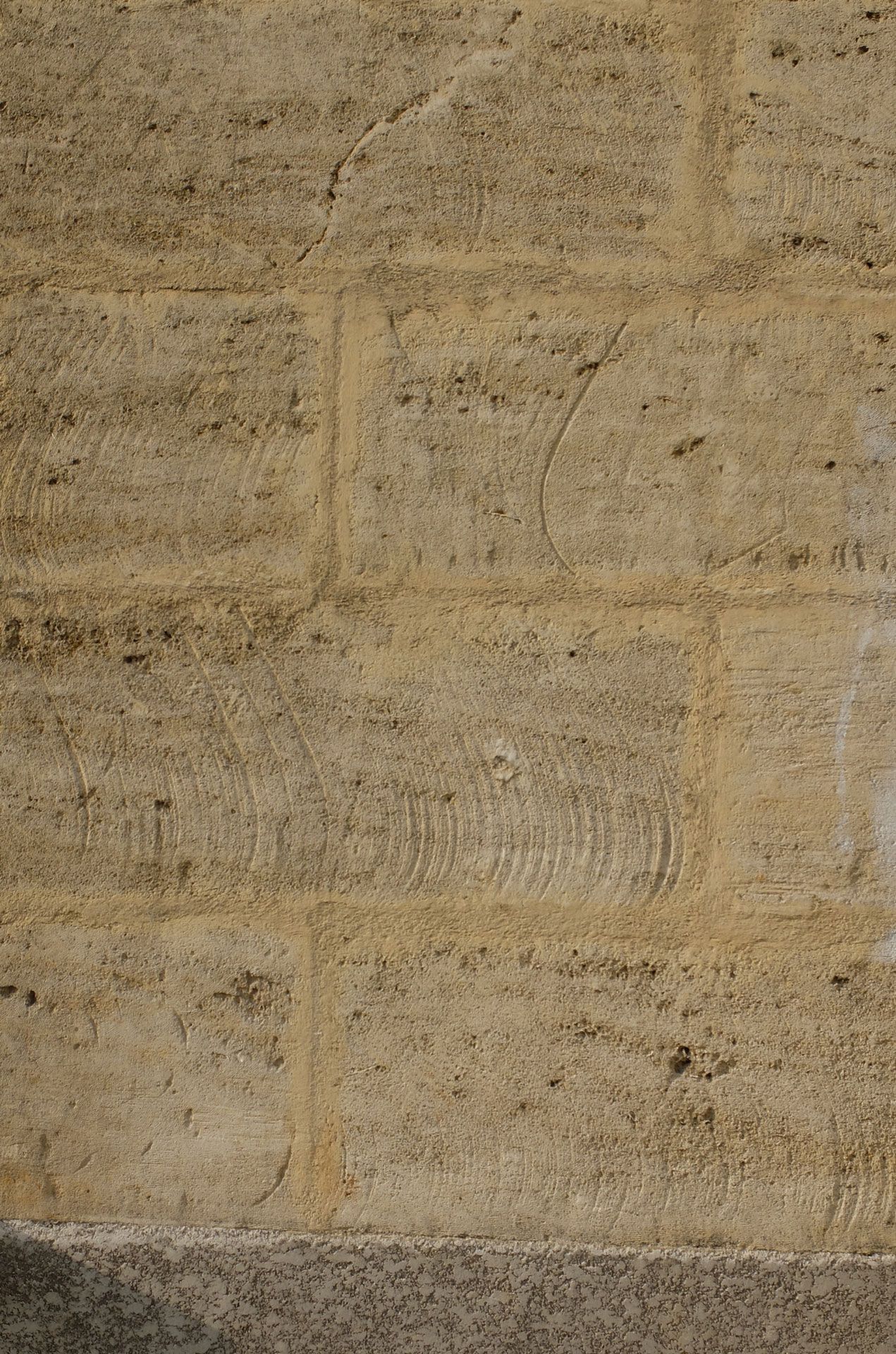 La superficie di una muratura in pietra "pietragliata". Si notino le tracce lasciate dal taglio della pietra naturale. Fernand Pouillon, Résidence Le Parc, Meudon-la-Forêt, Francia, 1952-1962.