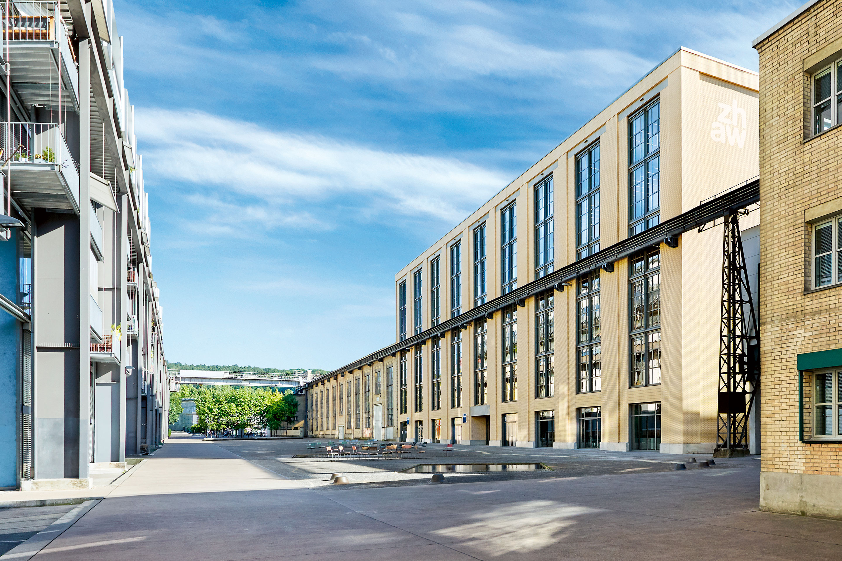 ZHAW-Gebäude «Adeline Favre». Ansicht der Aussenfassade mit der rekonstruierten Original-Kranbahn.