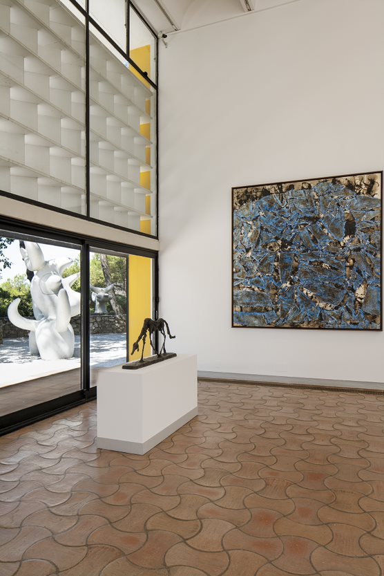 Josep Lluís Sert, Fondation Marguerite et Aimé Maeght, Saint-Paul de Vence, 1964. Salle de la Mairie, con opere di Joan Miró («Labyrinthe Miró», 1964-1973), Alberto Giacometti, («Le Chien», 1950) e Simon Hantaï («M.C. 6», 1962).