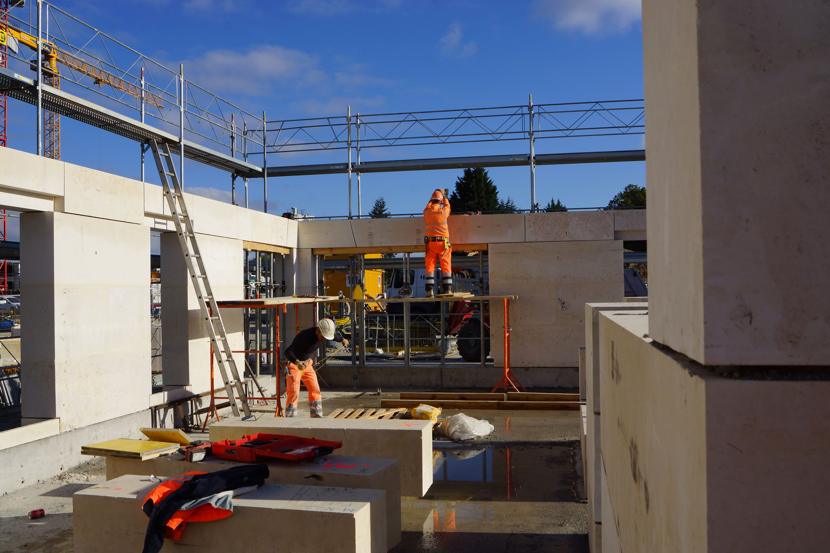 Cantiere per gli immobili in pietra massiccia a Plan-les-Ouates, progettati dal consorzio Perraudin Archiplein