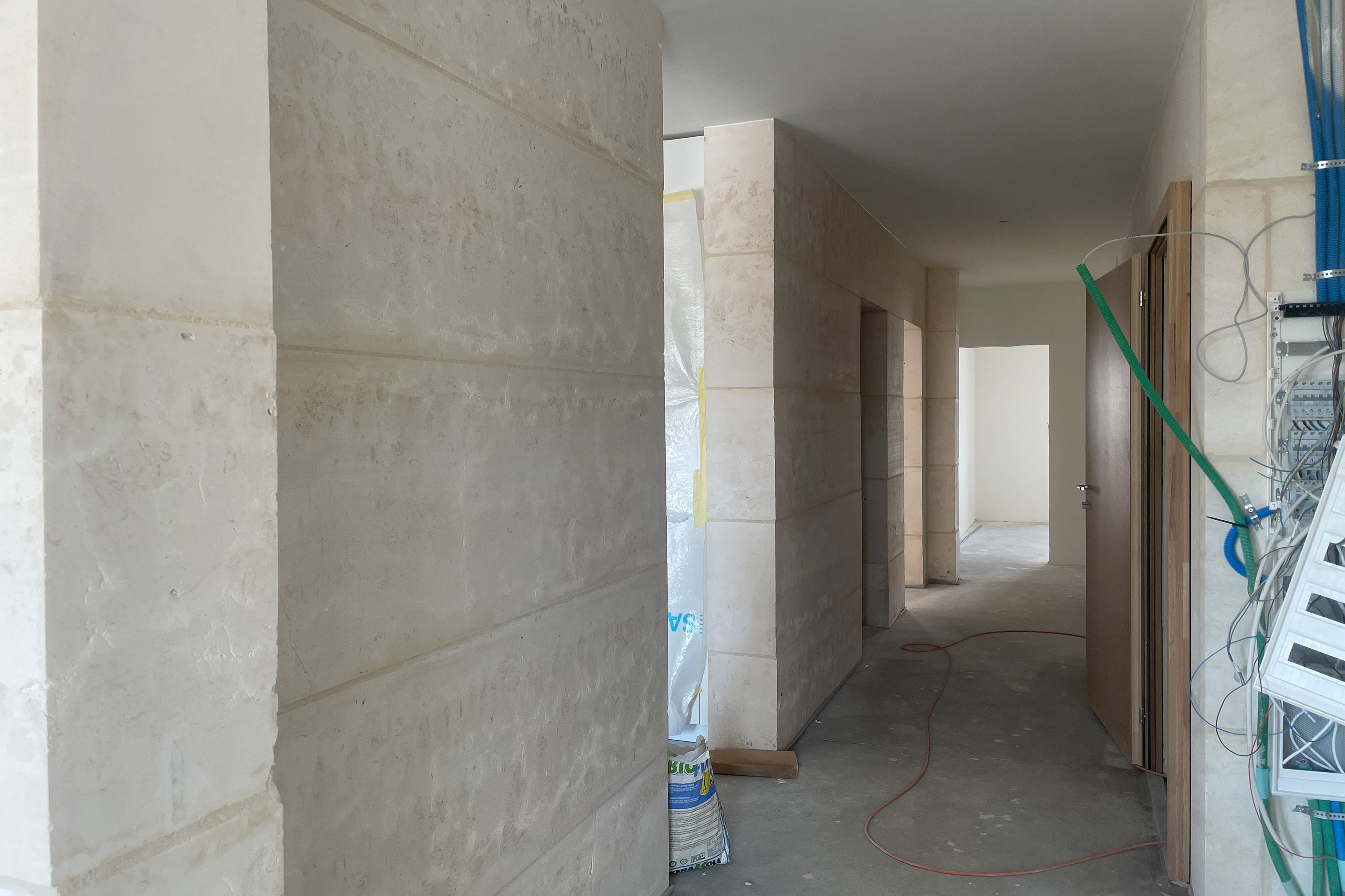 Cantiere per gli immobili in pietra massiccia a Plan-les-Ouates, progettati dal consorzio Perraudin Archiplein