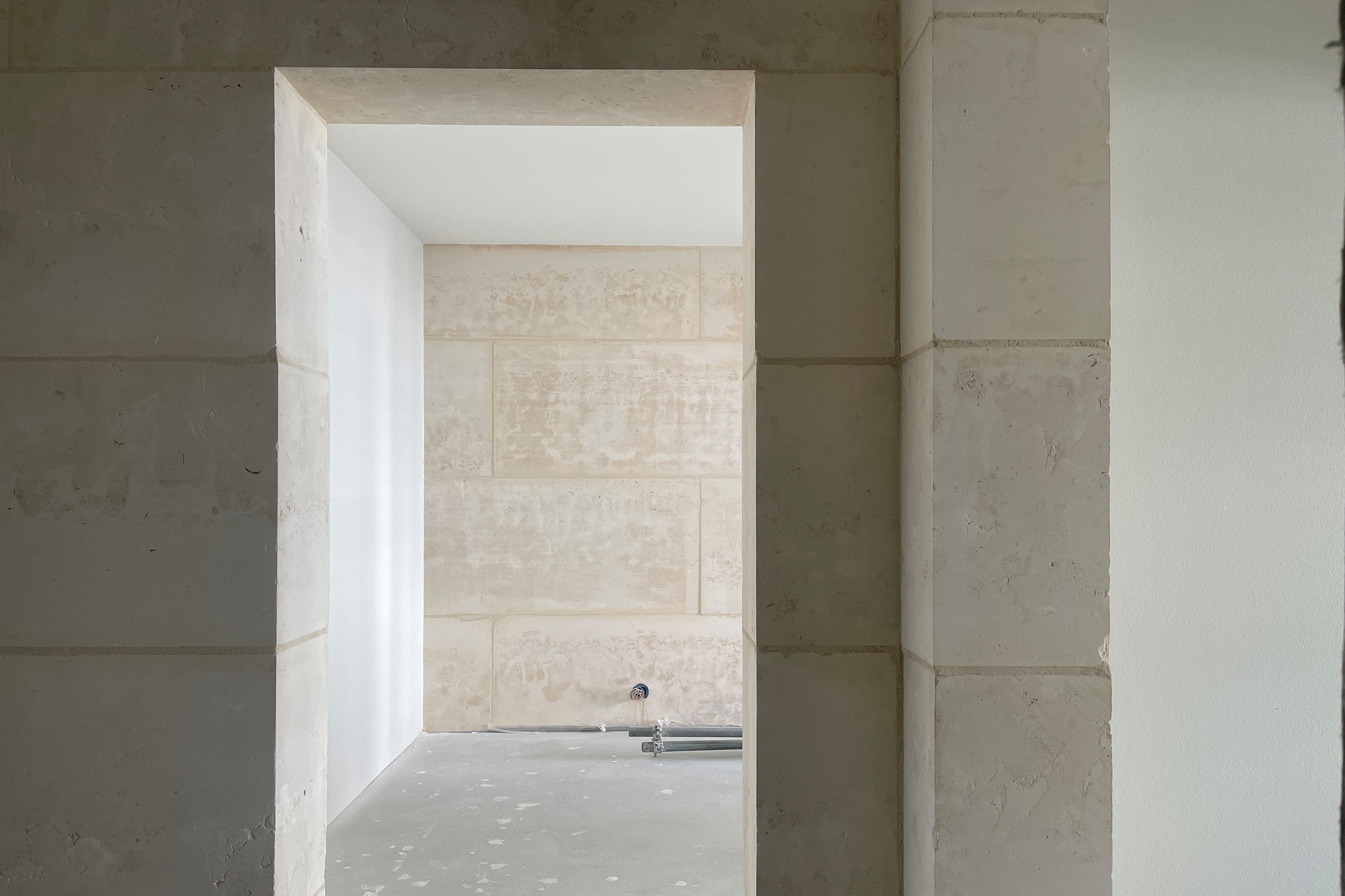 Cantiere per gli immobili in pietra massiccia a Plan-les-Ouates, progettati dal consorzio Perraudin Archiplein