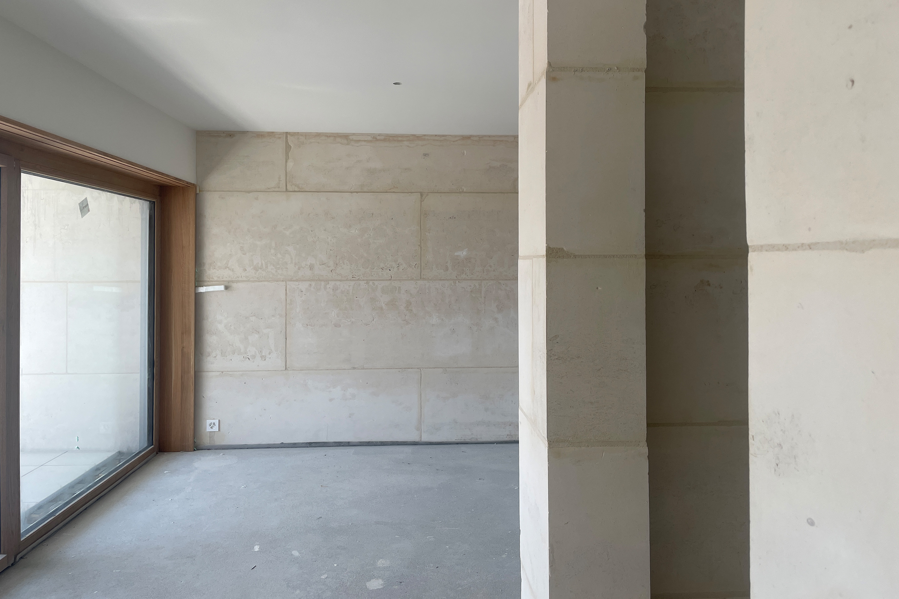 Cantiere per gli immobili in pietra massiccia a Plan-les-Ouates, progettati dal consorzio Perraudin Archiplein