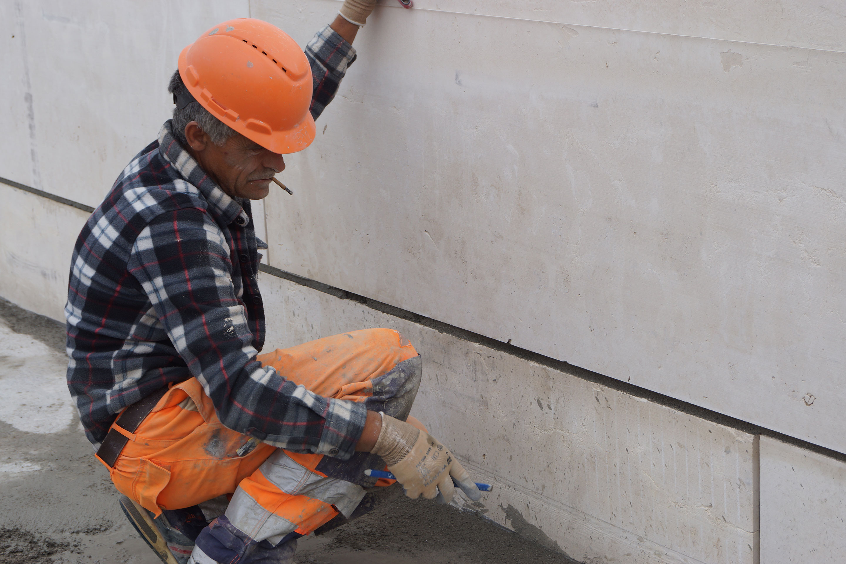 Cantiere per gli immobili in pietra massiccia a Plan-les-Ouates, progettati dal consorzio Perraudin Archiplein